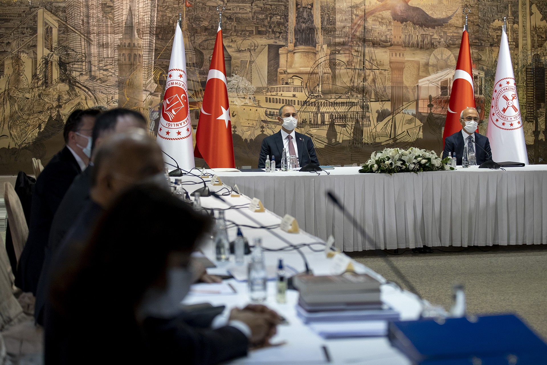 Hazine ve Maliye Bakanı Lütfi Elvan ile Adalet Bakanı Abdulhamit Gül, Türk Sanayicileri ve İş İnsanları Derneği (TÜSİAD) yönetimi ile bir araya geldi. 