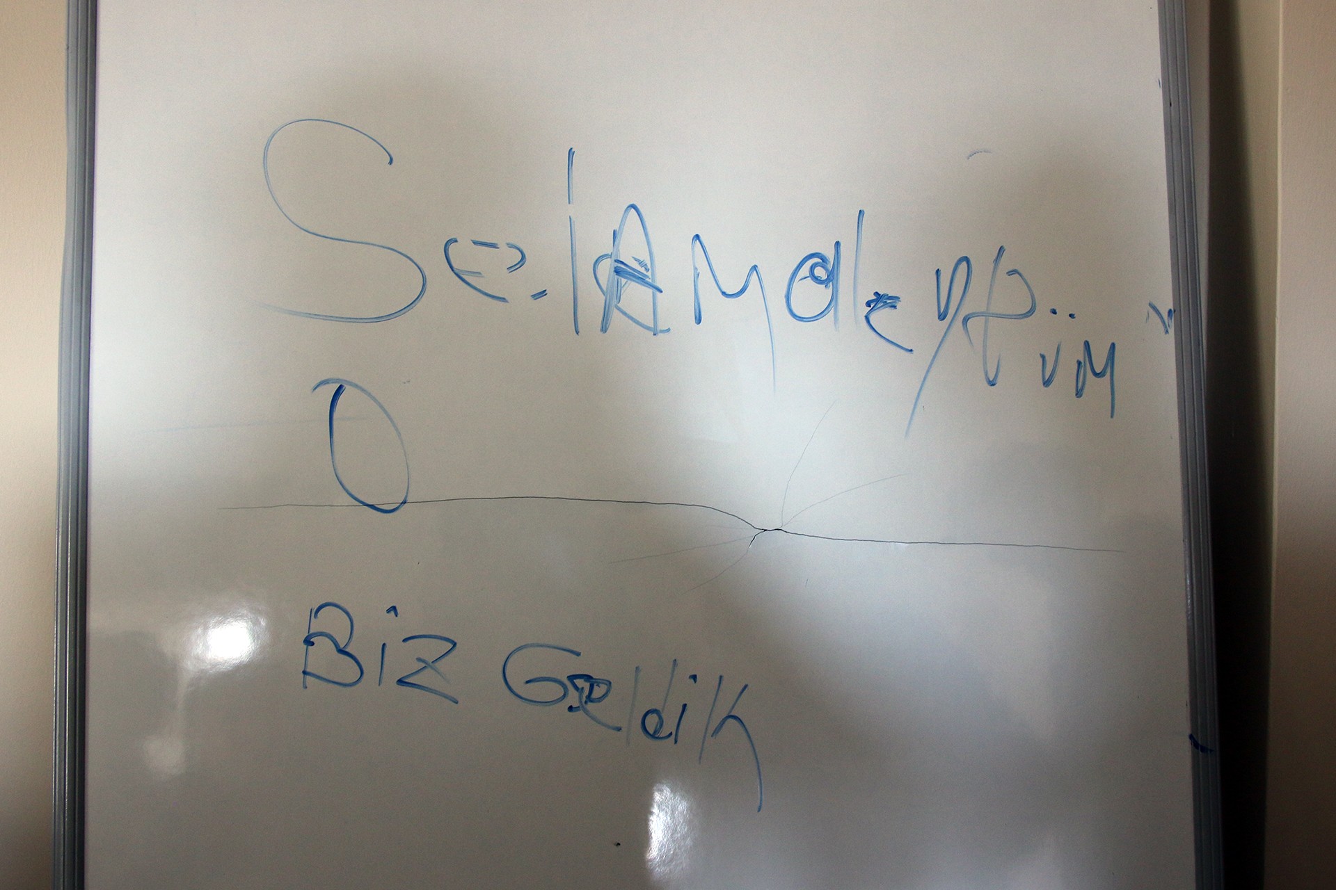 Van'da HDP bürosuna baskın düzenleyen polis, büroda bulunan yazı tahtasına 'Selam aleyküm biz geldik' yazdı.