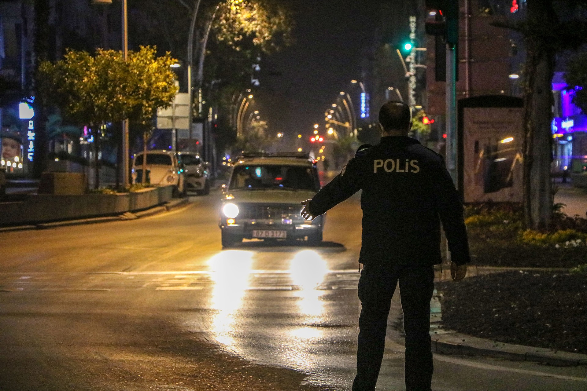 Araç durduran polis