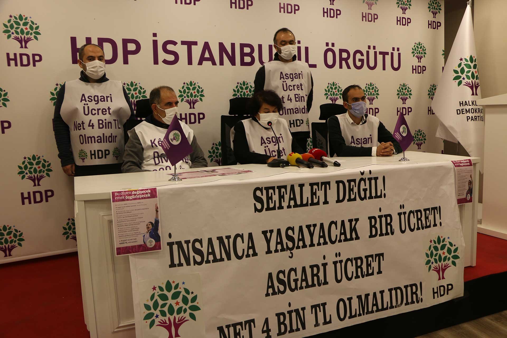 Sefalet değil insanca yaşanacak bir ücret yazılı pankart ve arkasında HDP İstanbul İl Örgütü yöneticileri