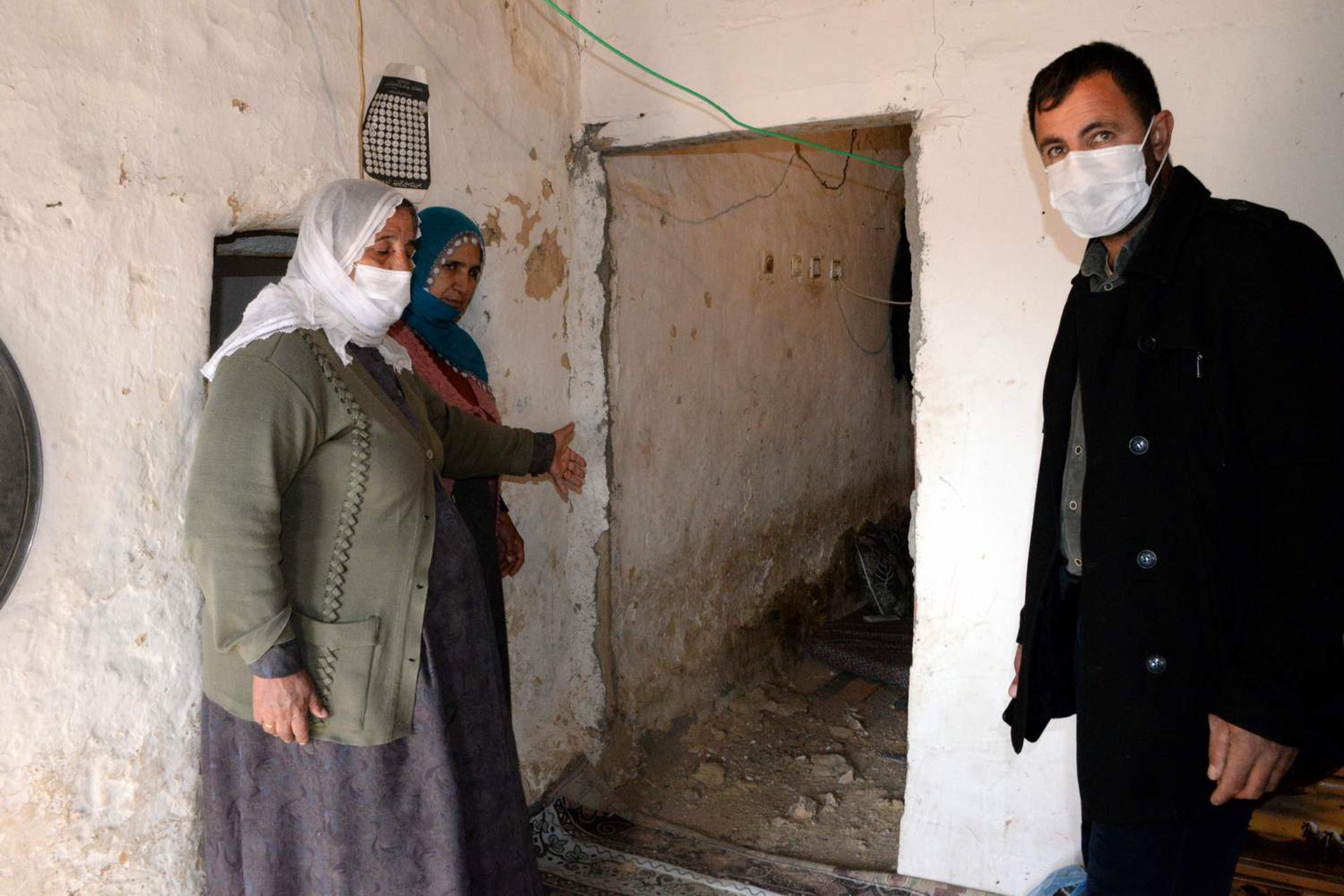 Siirt'te meydana gelen 5 büyüklüğündeki depremde bazı köylerdeki binalar hasar aldı.