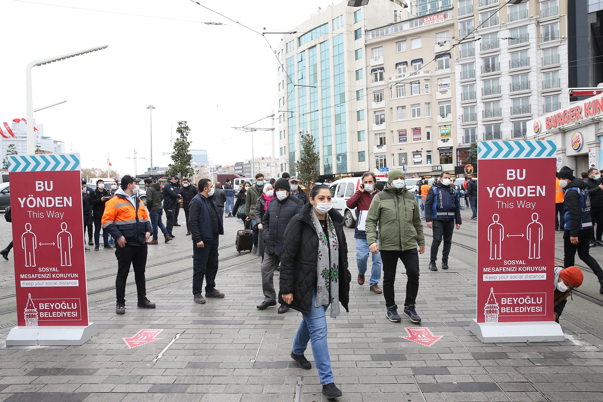 Koronavirüs salgını sebebiyle İstiklal Caddesi'nde aynı anda en fazla 7 bin kişinin bulunabileceği yönünde alınan karar uygulanmaya başlandı.