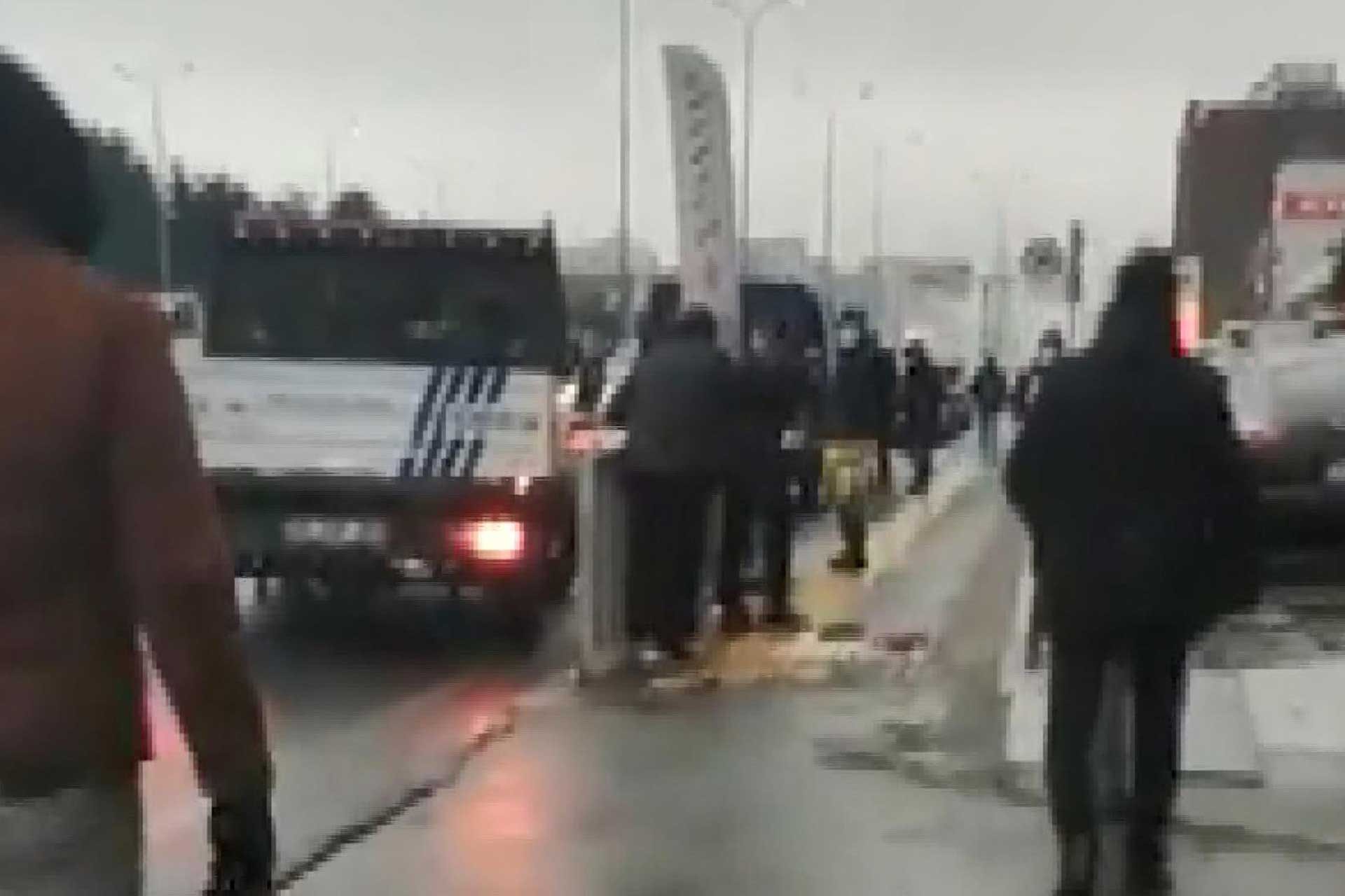 Seyyar satıcı kadın ve zabıta ekipleri (ortada) sağ tarafta olayı izleyenler