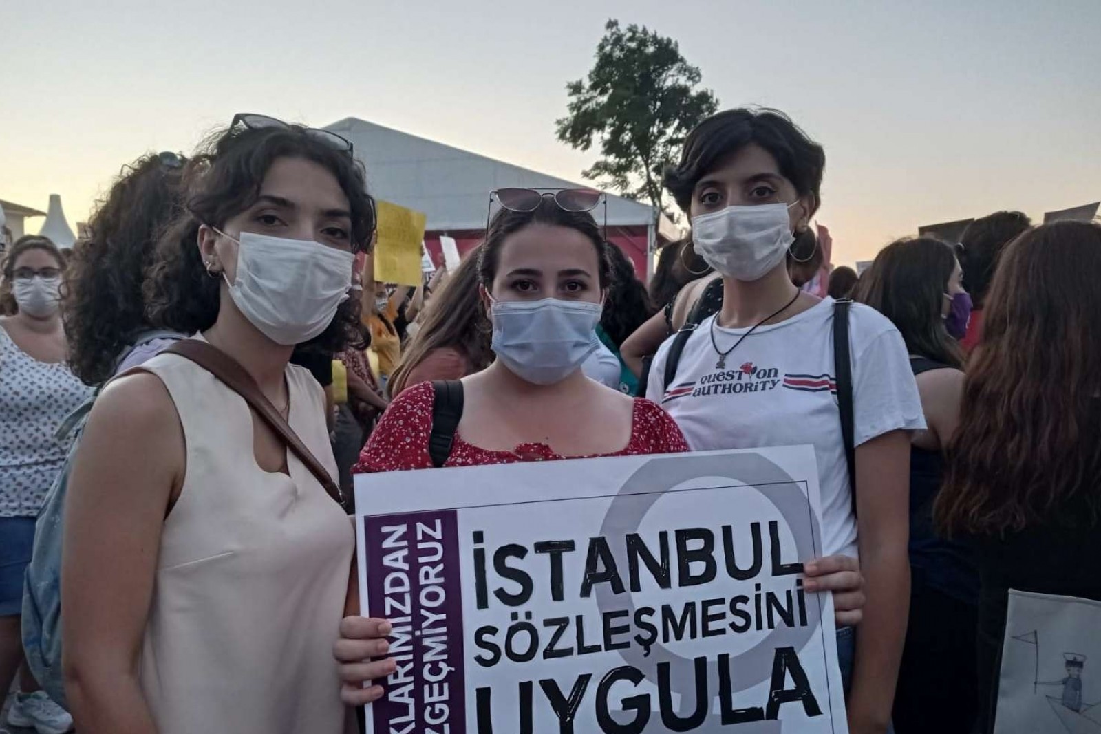 İstanbul sözleşmesini uygula yazılı döviz taşıyan kadınlar