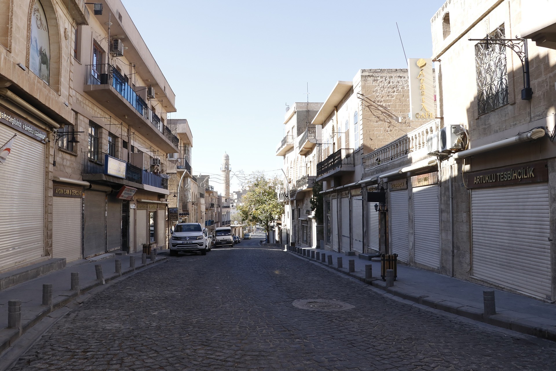 Mardin'de bir sokak ve kapalı dükkanlar