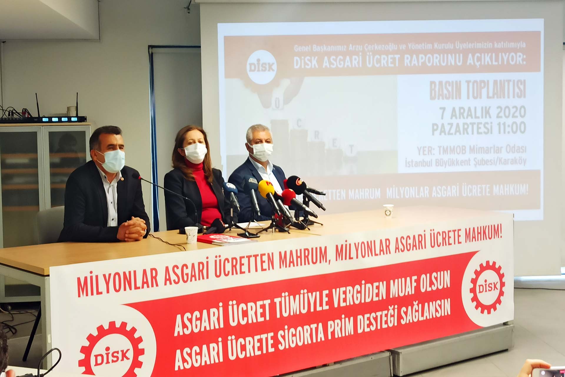 DİSK yöneticileri asgari ücret ile ilgili basın açıklaması düzenledi 