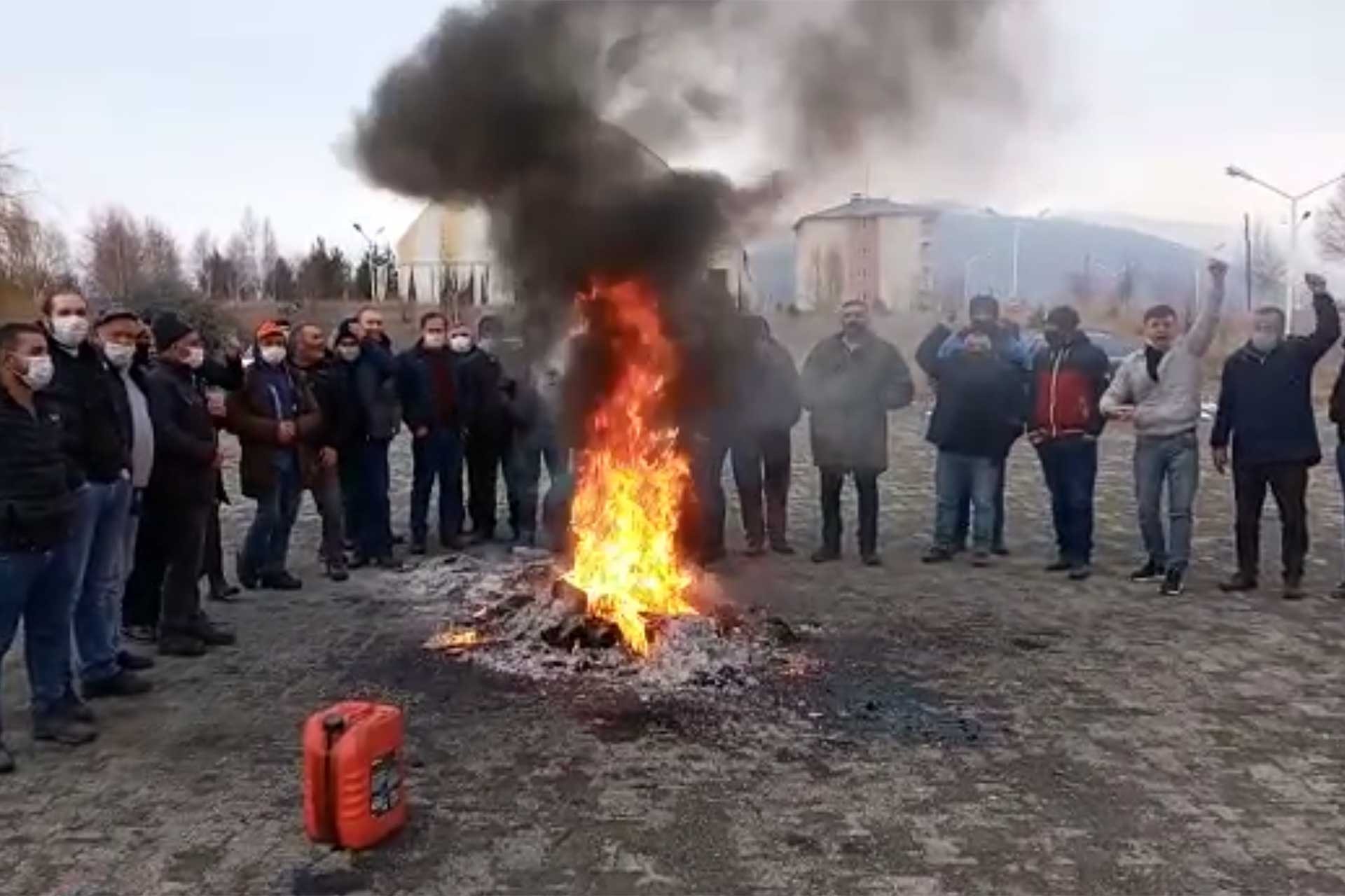 Ardahan'da işten çıkarılan KÖYDES işçileri