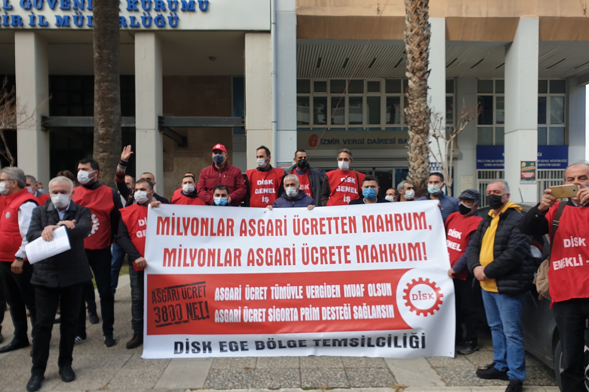 İzmir'de DİSK üyeleri asgari ücret taleplerini dile getirdi