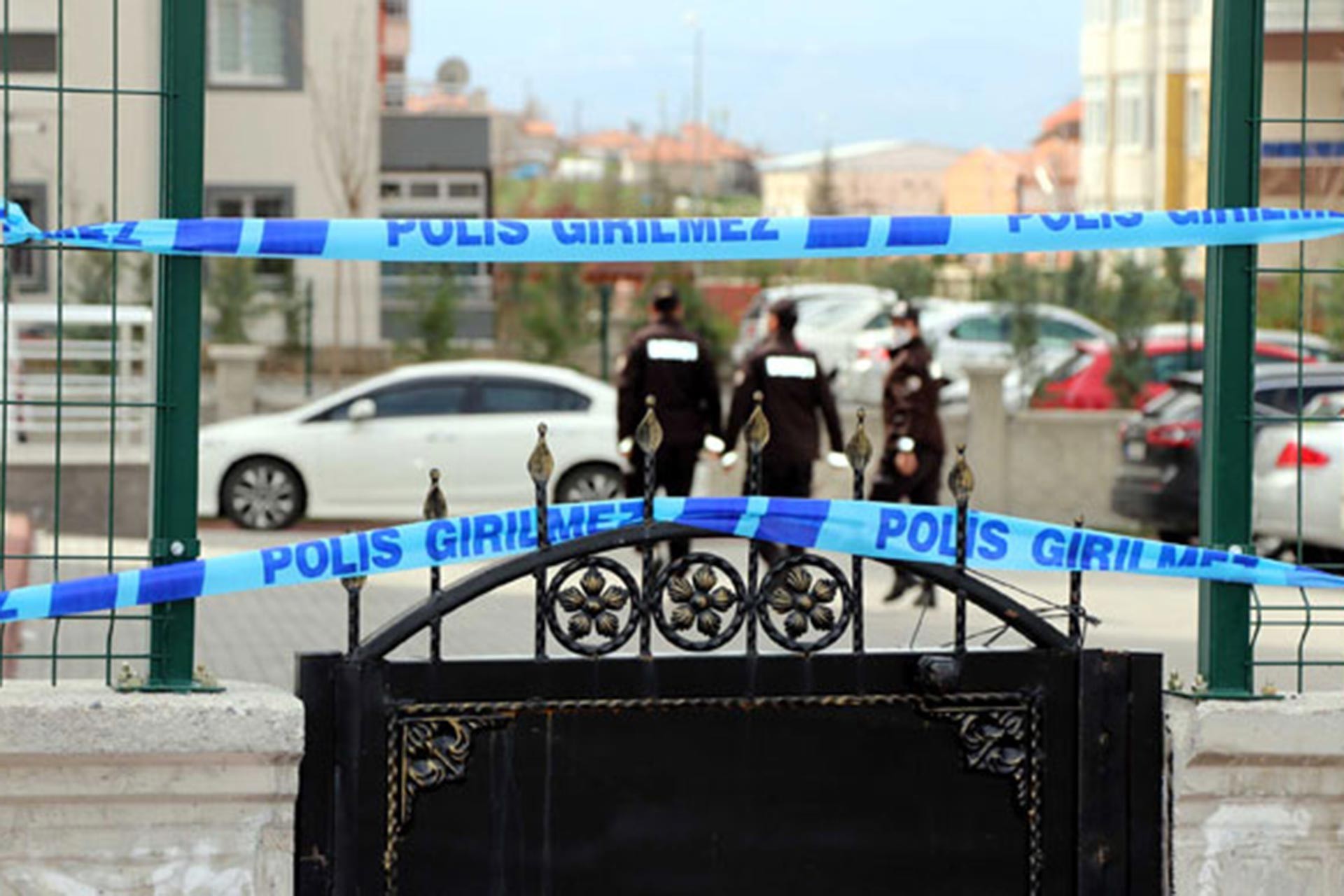 Polis girilmez şeridi ve arka planda 3 tane polis