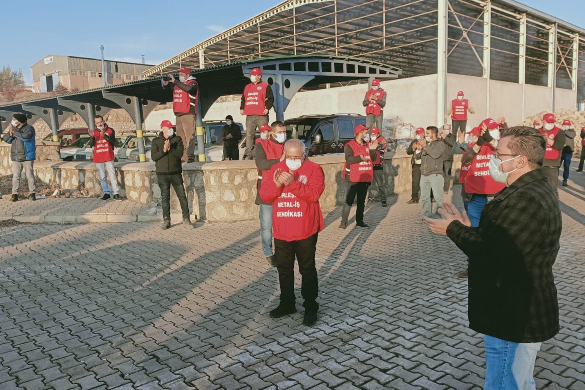 Çorum'da Birleşik Metal-İş'e üye oldukları için işten atılan ve direnişe geçen Ekmekçioğlulları Metal fabrikası işçilerini Selüloz-İş'in örgütlü olduğu Olmuksan Kağıt Fabrikası işçileri ziyaret etti.