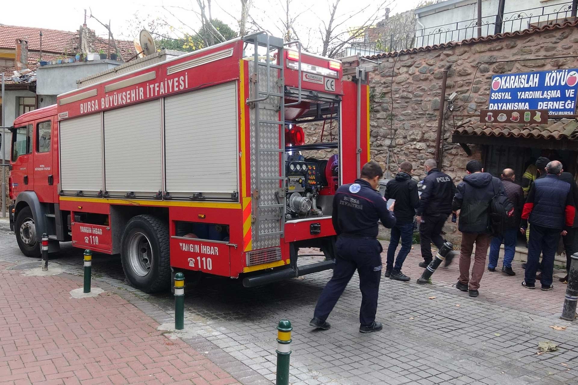 Bursa'da kaynak dükkanında meydana gelen patlamanın ardından bölgeye gelen itfaiye ekipleri.