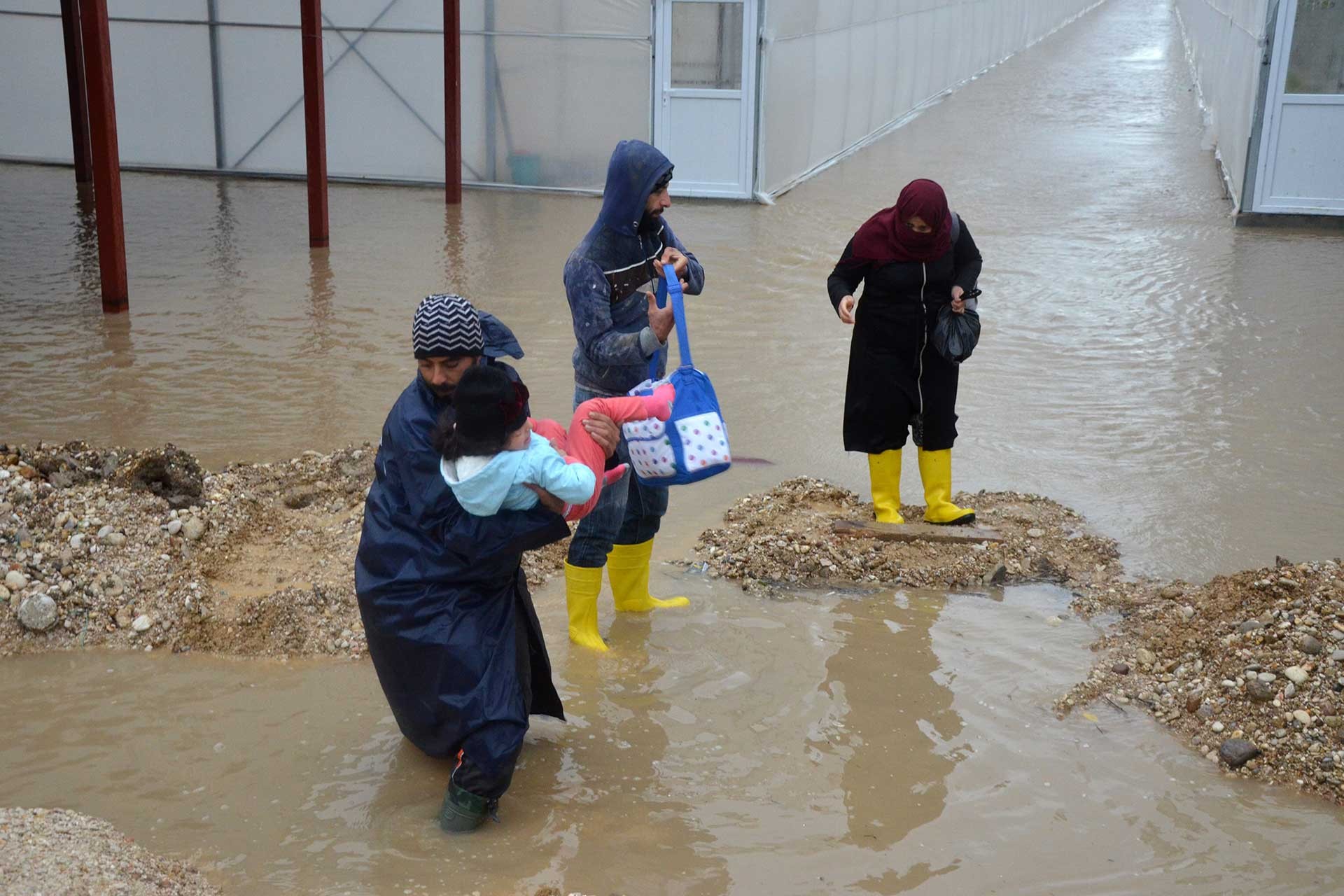 Antalya'da yılın yağış rekoru kırıldı, tarım alanları ve seralar su altında kaldı