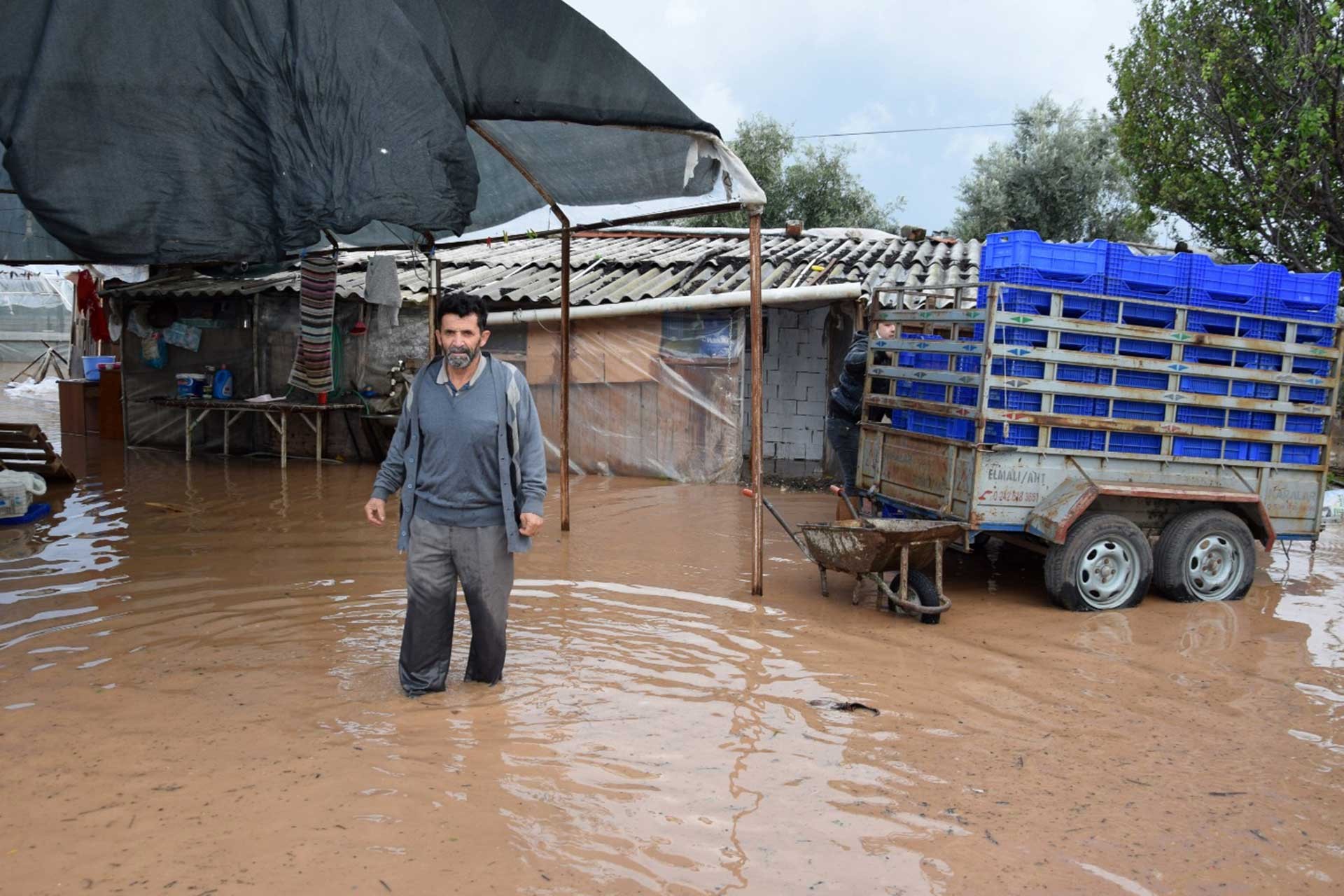 Antalya'da yılın yağış rekoru kırıldı, tarım alanları ve seralar su altında kaldı