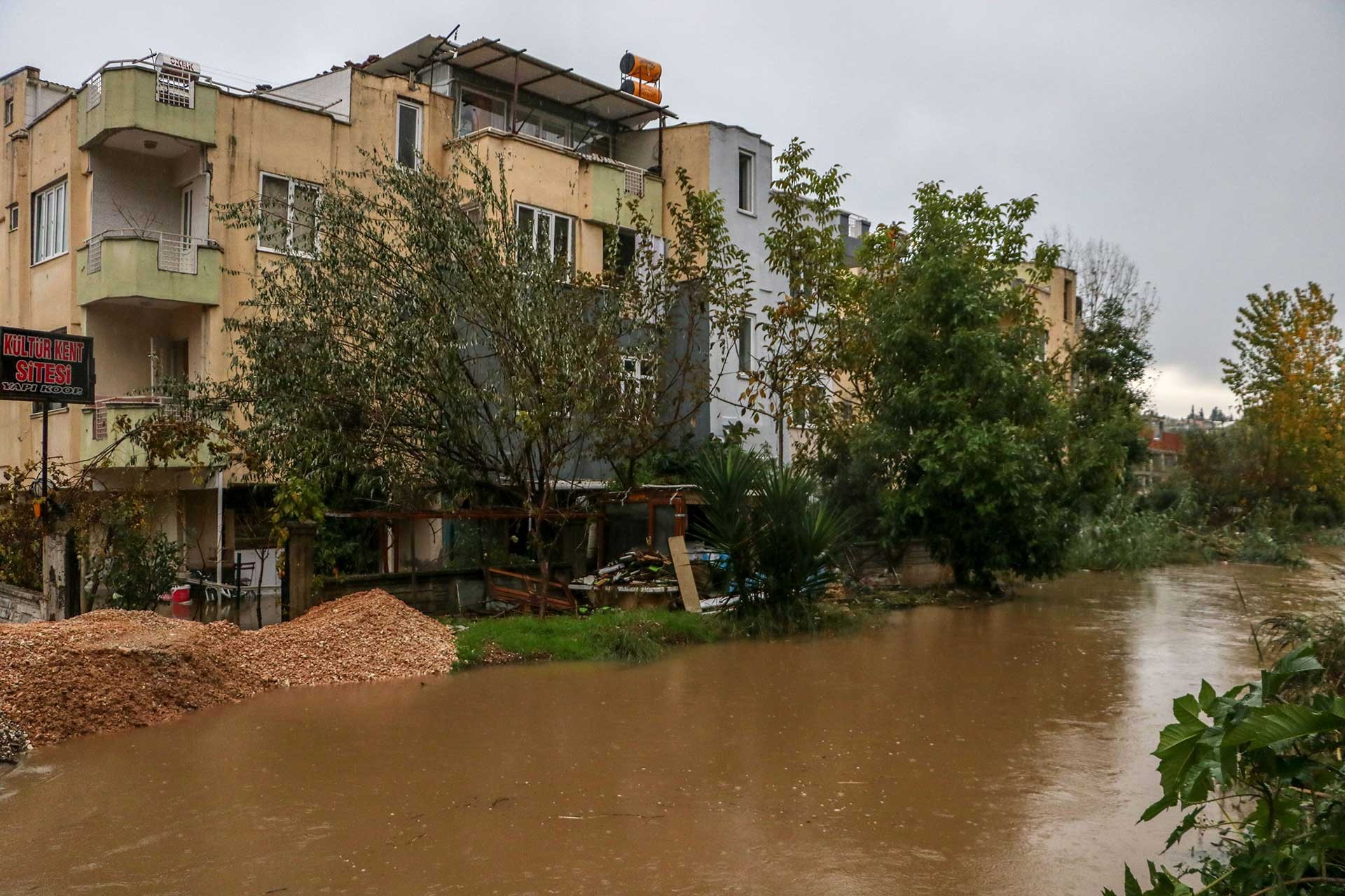 Antalya'da yılın yağış rekoru kırıldı, tarım alanları ve seralar su altında kaldı