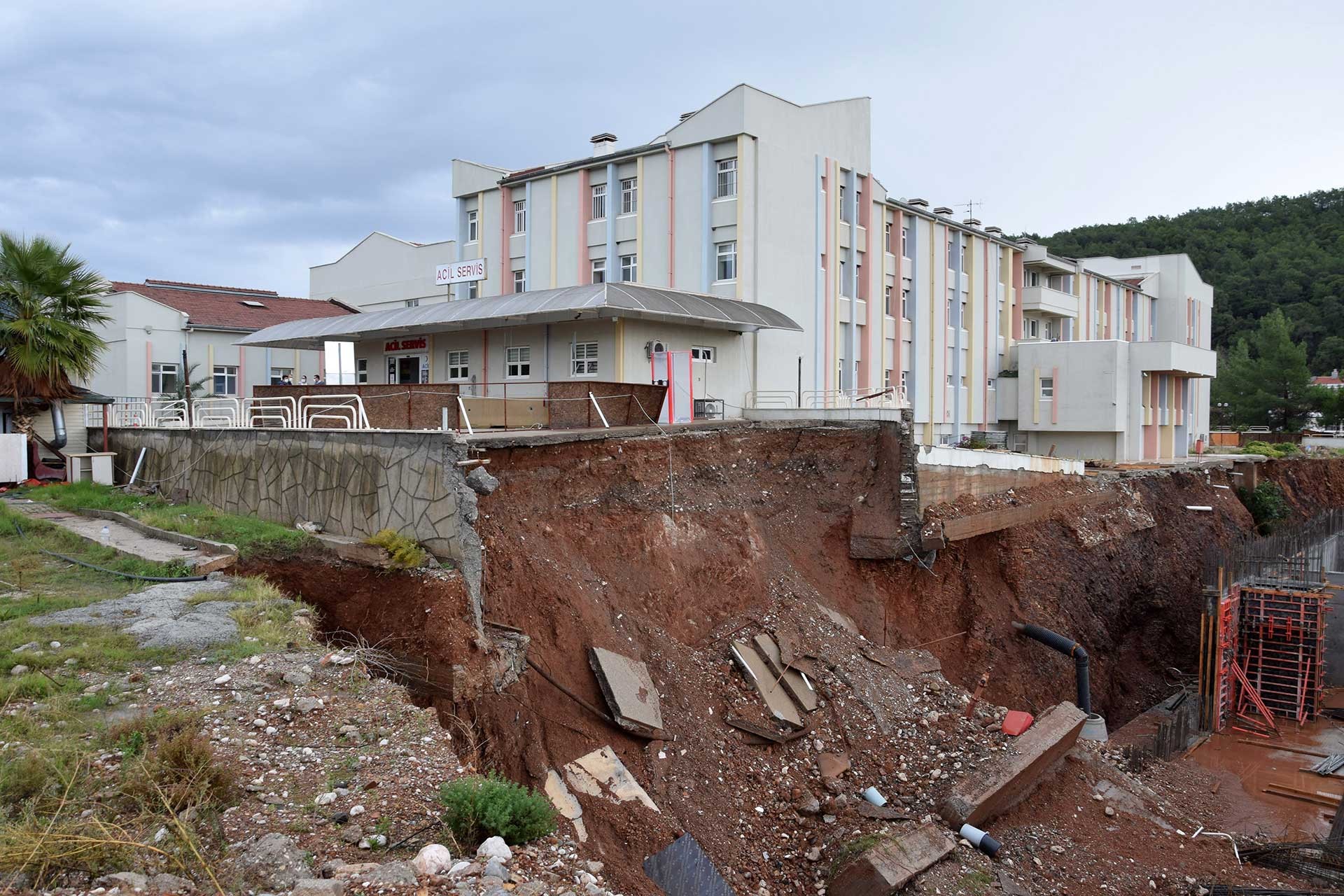 Antalya'da yılın yağış rekoru kırıldı, tarım alanları ve seralar su altında kaldı