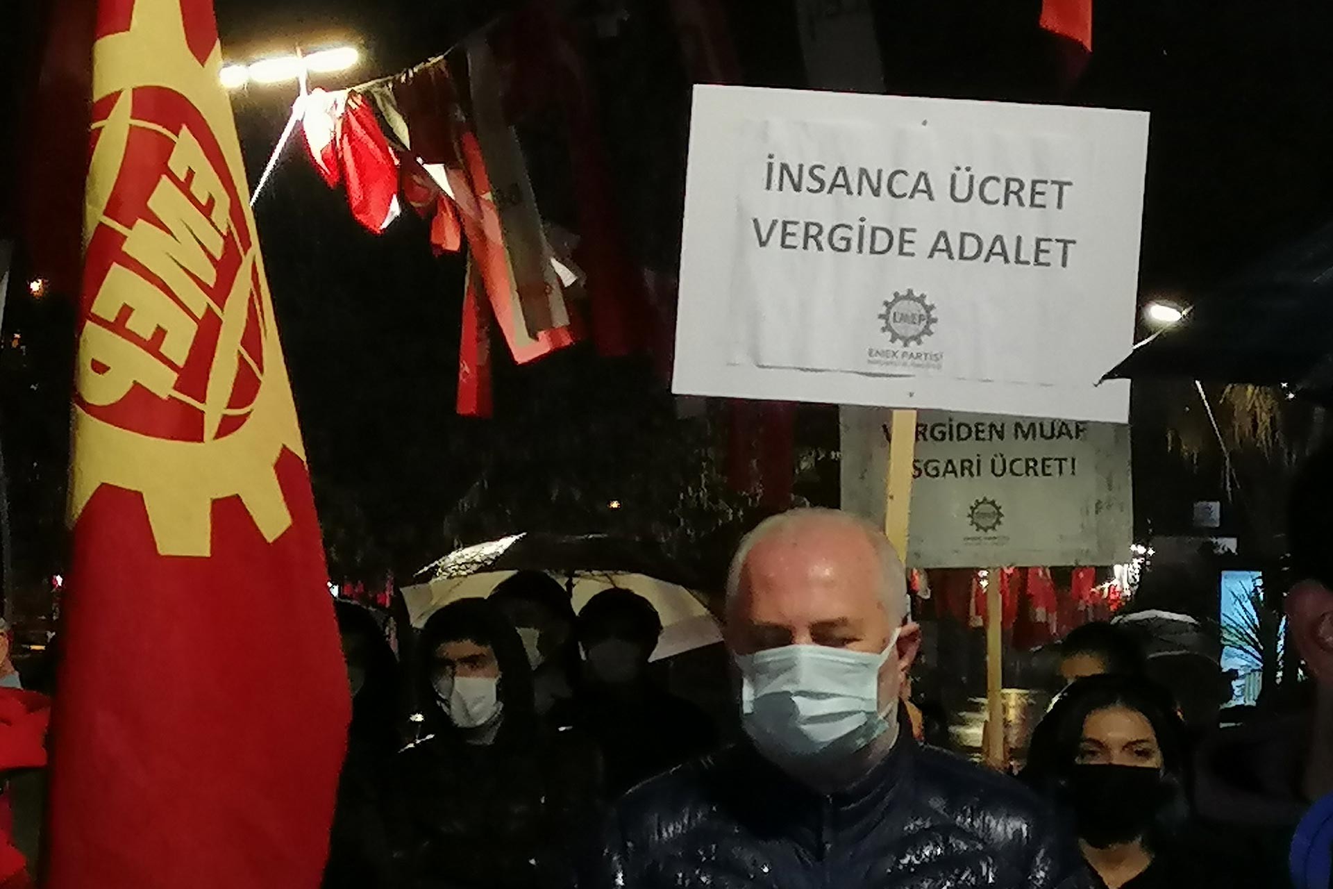 Kocaeli'de asgari ücret eylemi yapan EMEP'liler.