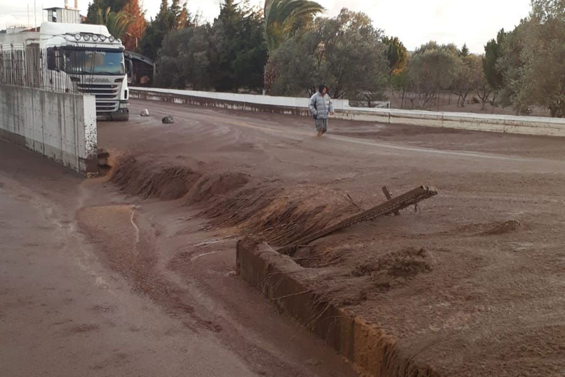 Ayvalık’ta bulunan Doğuş Prina Fabrikasından yaşanan taşma Nikita deresine ve İzmir Çanakkale karayoluna kadar yayıldı