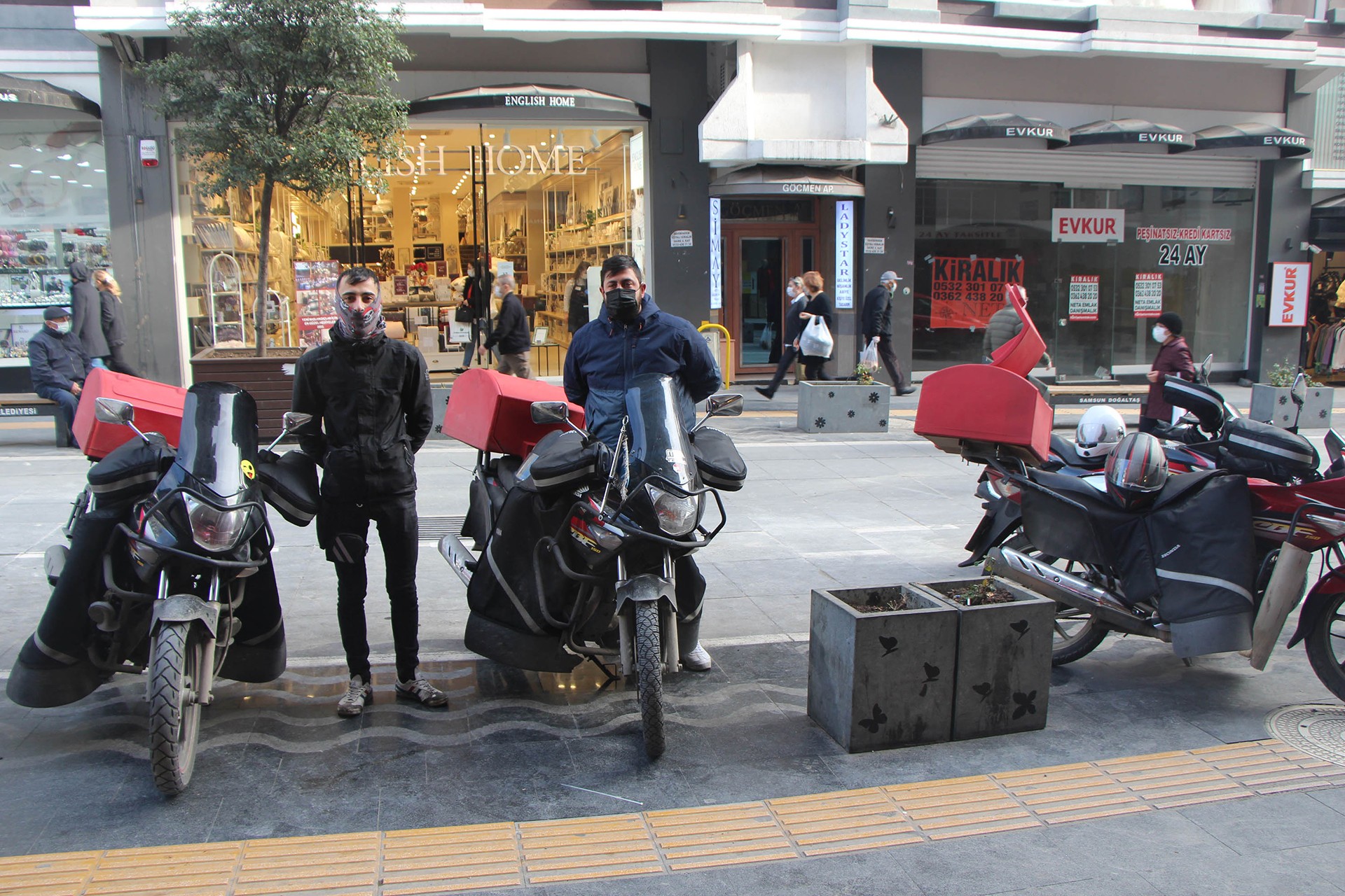 Motorlarının yanında iki kurye