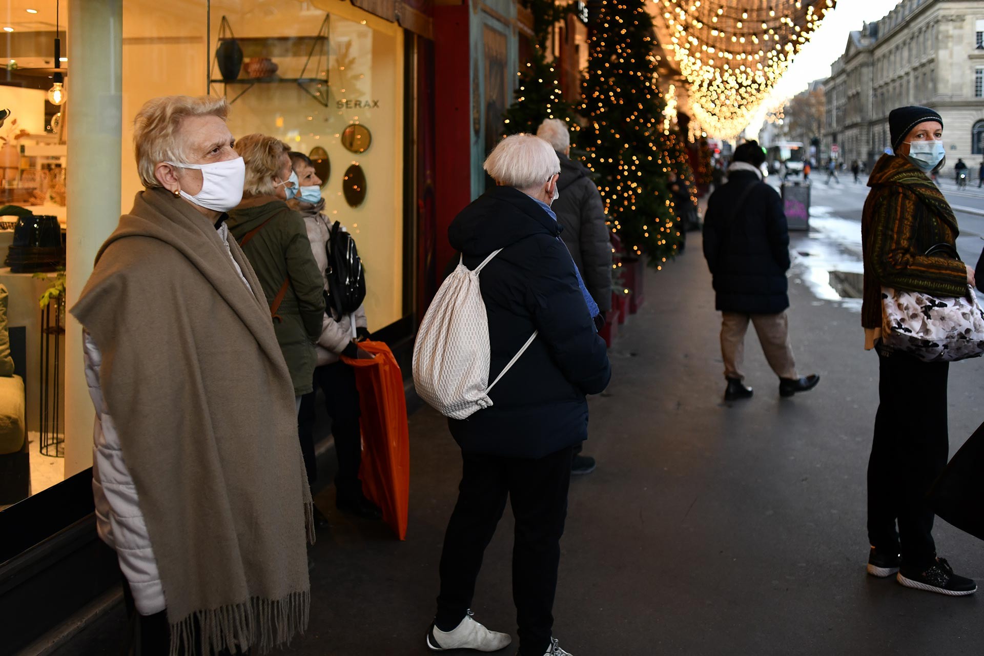 Paris'te mağazalar önünde bekleyenler