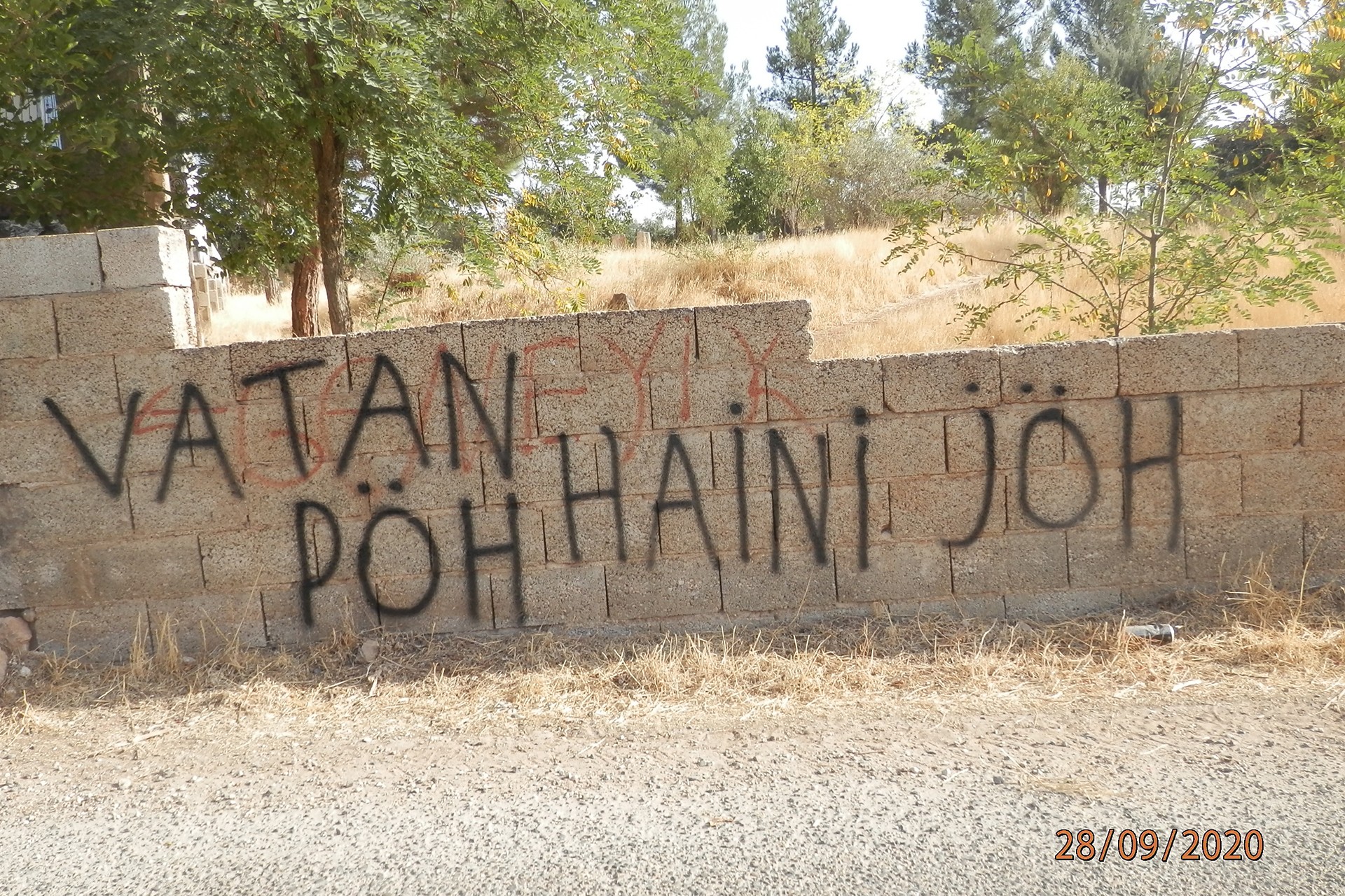 Emek Partisi (EMEP) Gaziantep İl Başkanı Halil Sayın'ın evinin karşısına yazılan tehdit yazıları