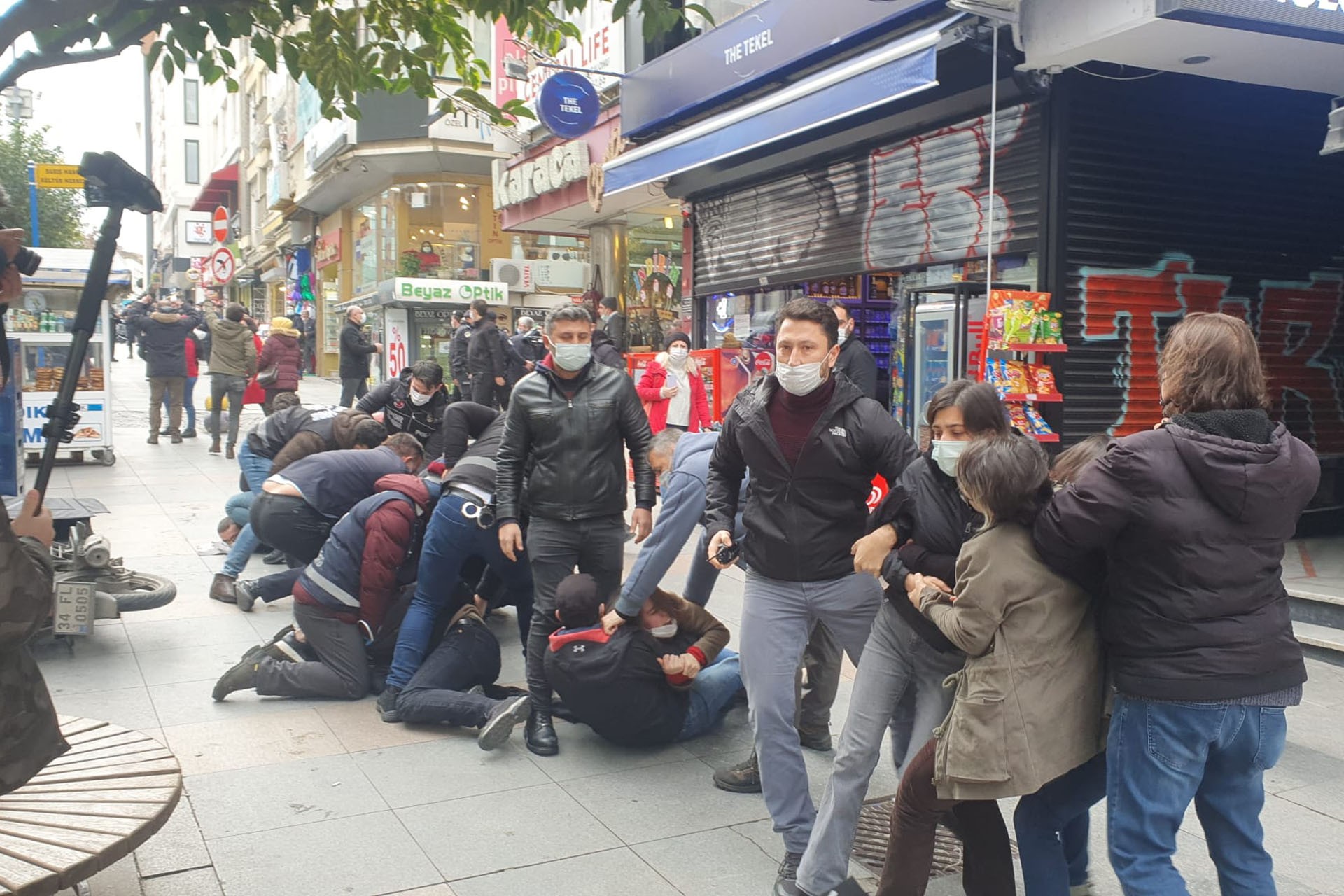 Polis darbederek gözaltına aldı