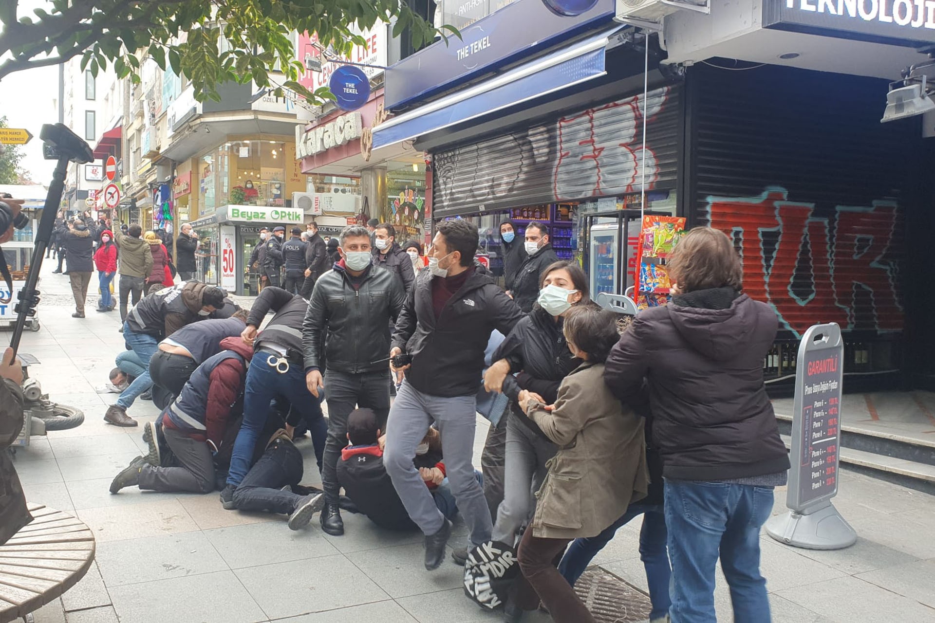 Polis darbederek gözaltına aldı