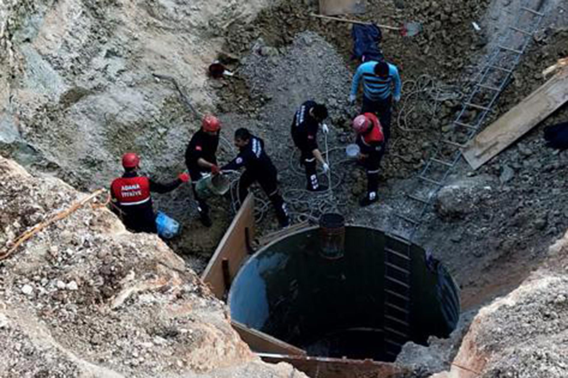 Toprak yığını arasında arama kurtarma çalışması yapan ekipler