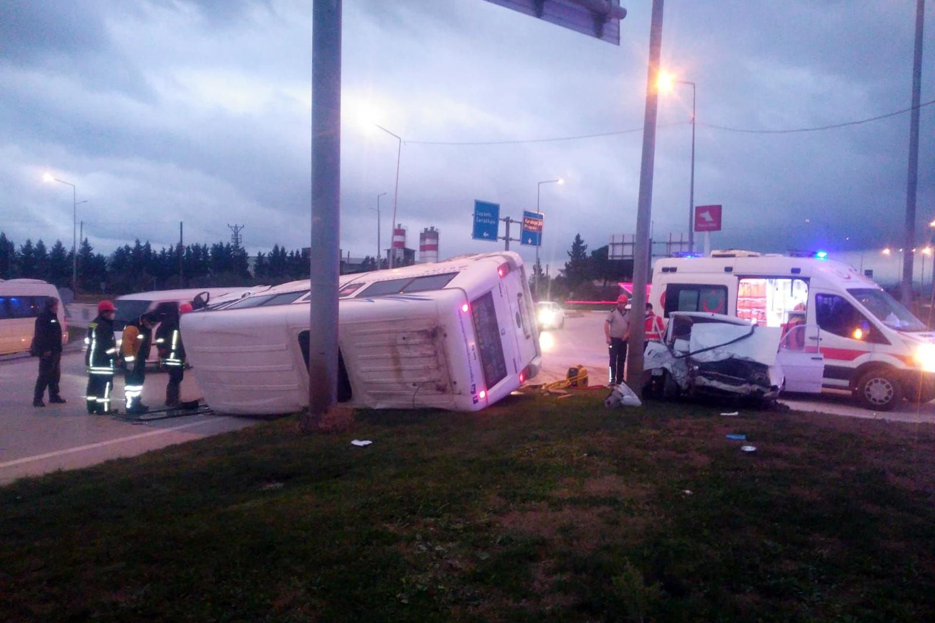 Devrilen minibüs, otomobil ve yanlarında ambulans