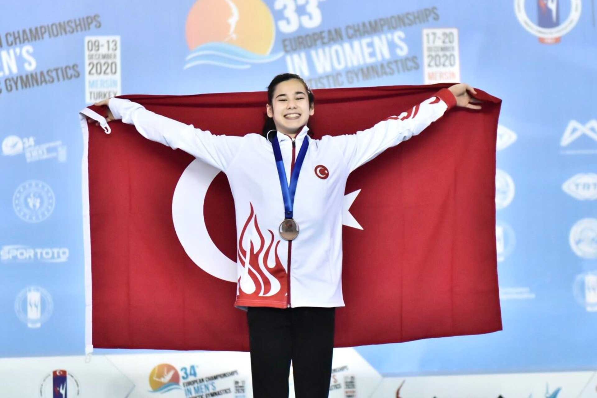 Milli sporcu Derin Tanrıyaşükür, asimetrik paralel aletinde bronz madalya kazandı. 