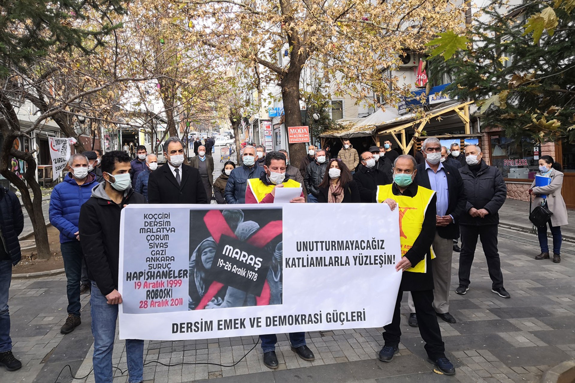 Dersim’de Emek ve Demokrasi Platformu Maraş Katliamı’nın 42. yılında Sanat Sokağı’nda basın açıklaması yaparken.