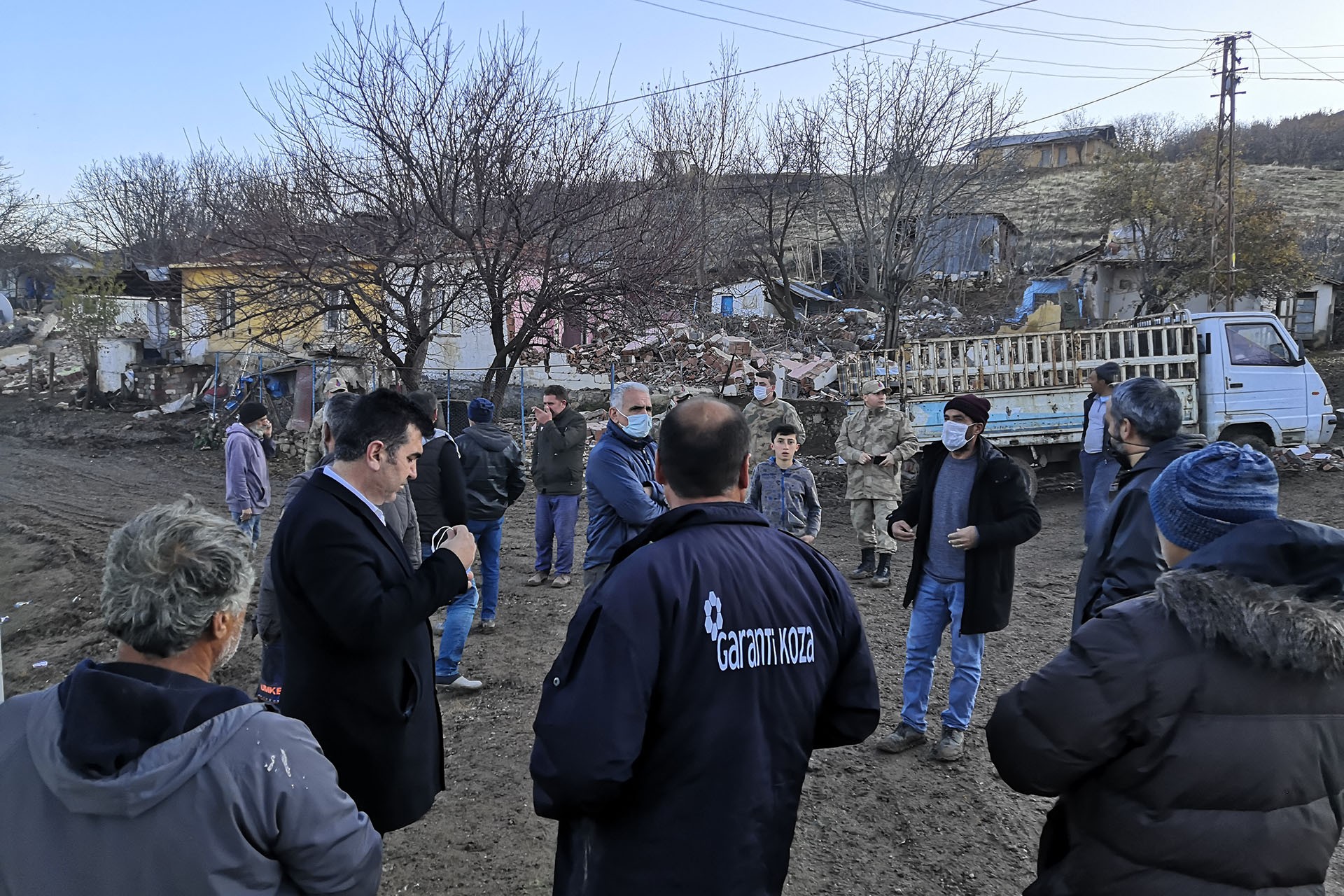 Dersim'de EMEP üyeleri depremzelerle görüştü 