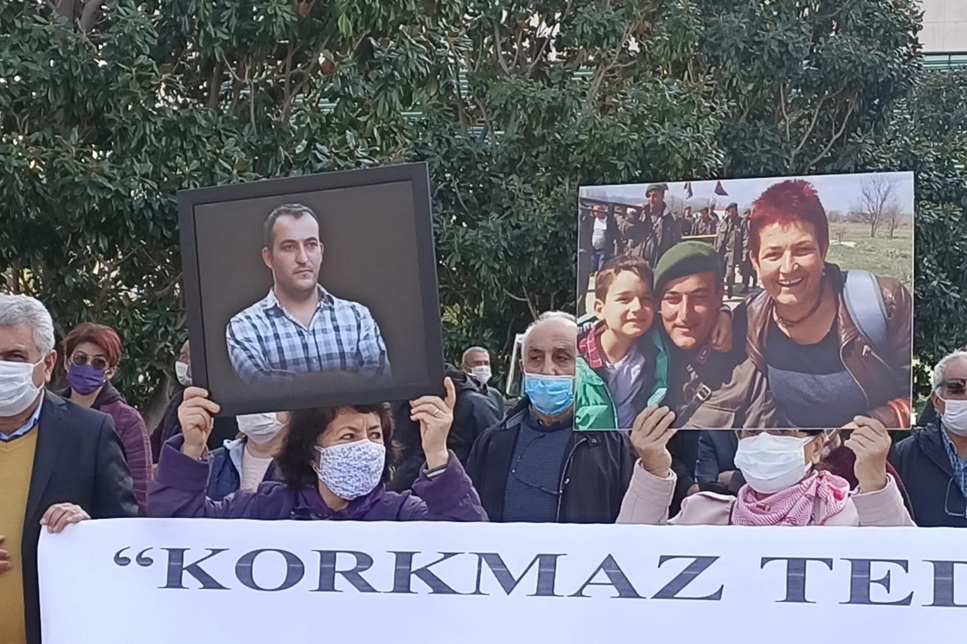 Korkmaz Tedik'in fotoğraflarını taşıyanlar