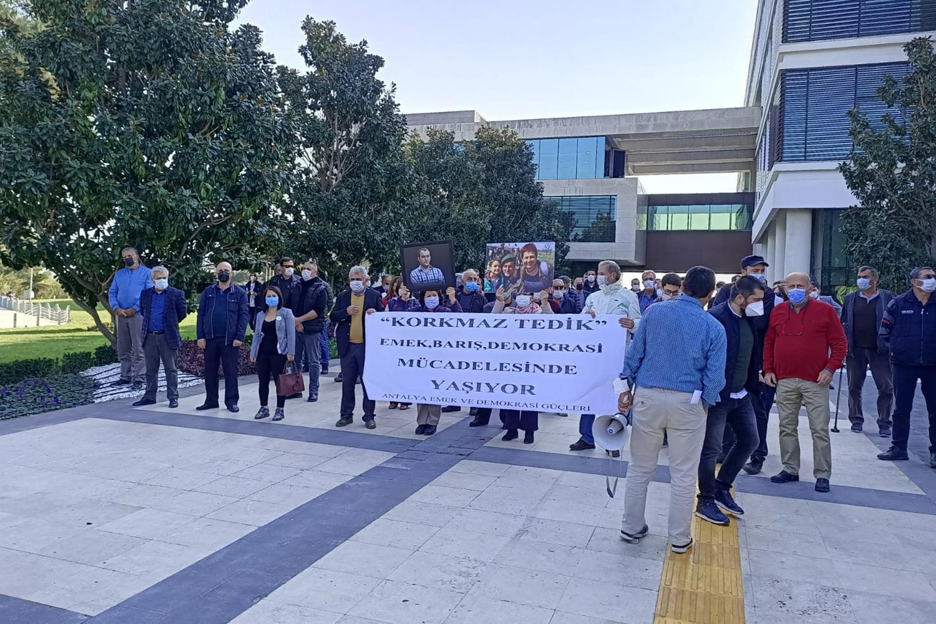 Korkmaz Tedik'in fotoğraflarını taşıyanlar