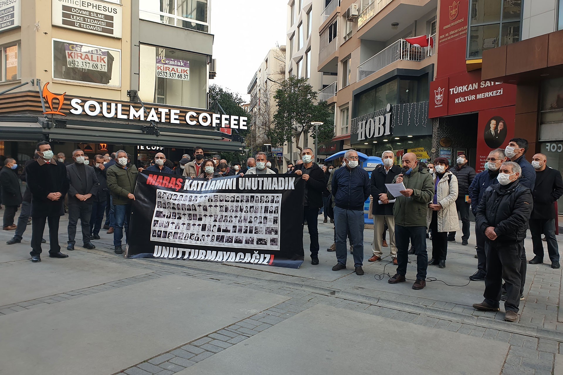 Alevi Bektaşi Federasyonu İzmir bileşenleri Maraş katliamının 42.yılında yaşamını yitirenleri anarak Alsancak Türkan Saylan Kültür Merkezi önünde basın açıklaması yaparken.