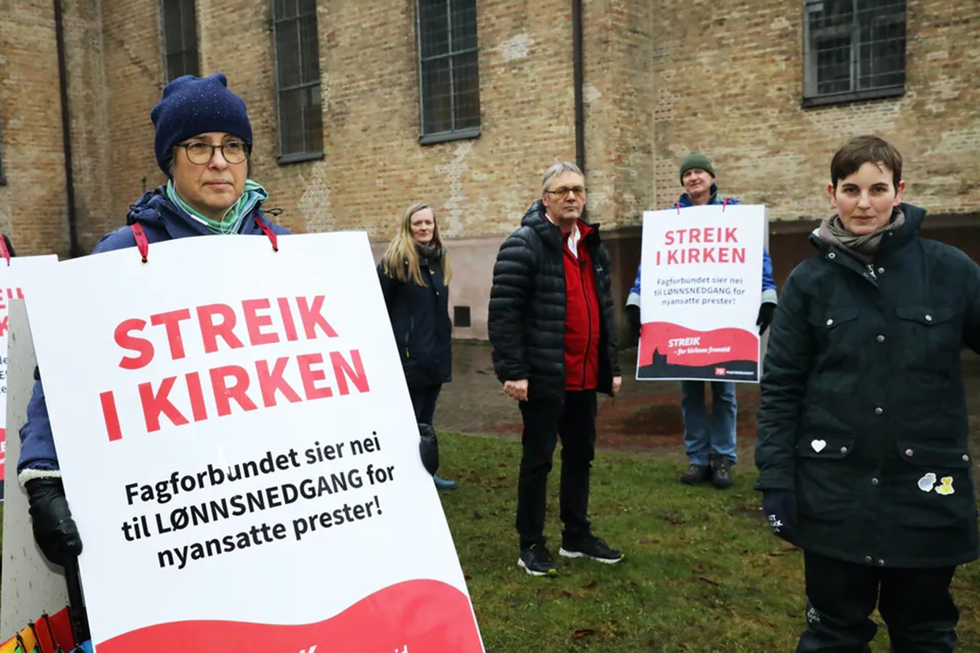 Fagforbundet Sendikasına üye olan rahipler kilise önünde eylem yapıyor