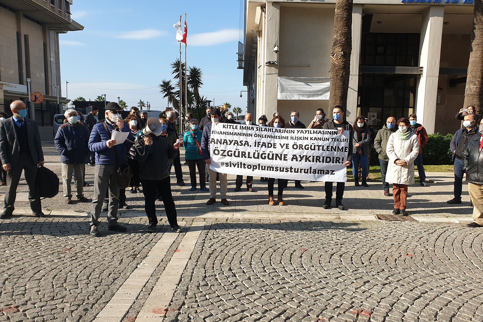 İzmir’de 42 dernek, vakıf ve sivil toplum kuruluşu Dernek ve vakıflara kayyum atanmasını kolaylaştıran yasa teklifine tepki göstererek Konak Eski Sümerbank önünde basın açıklaması yaptı.