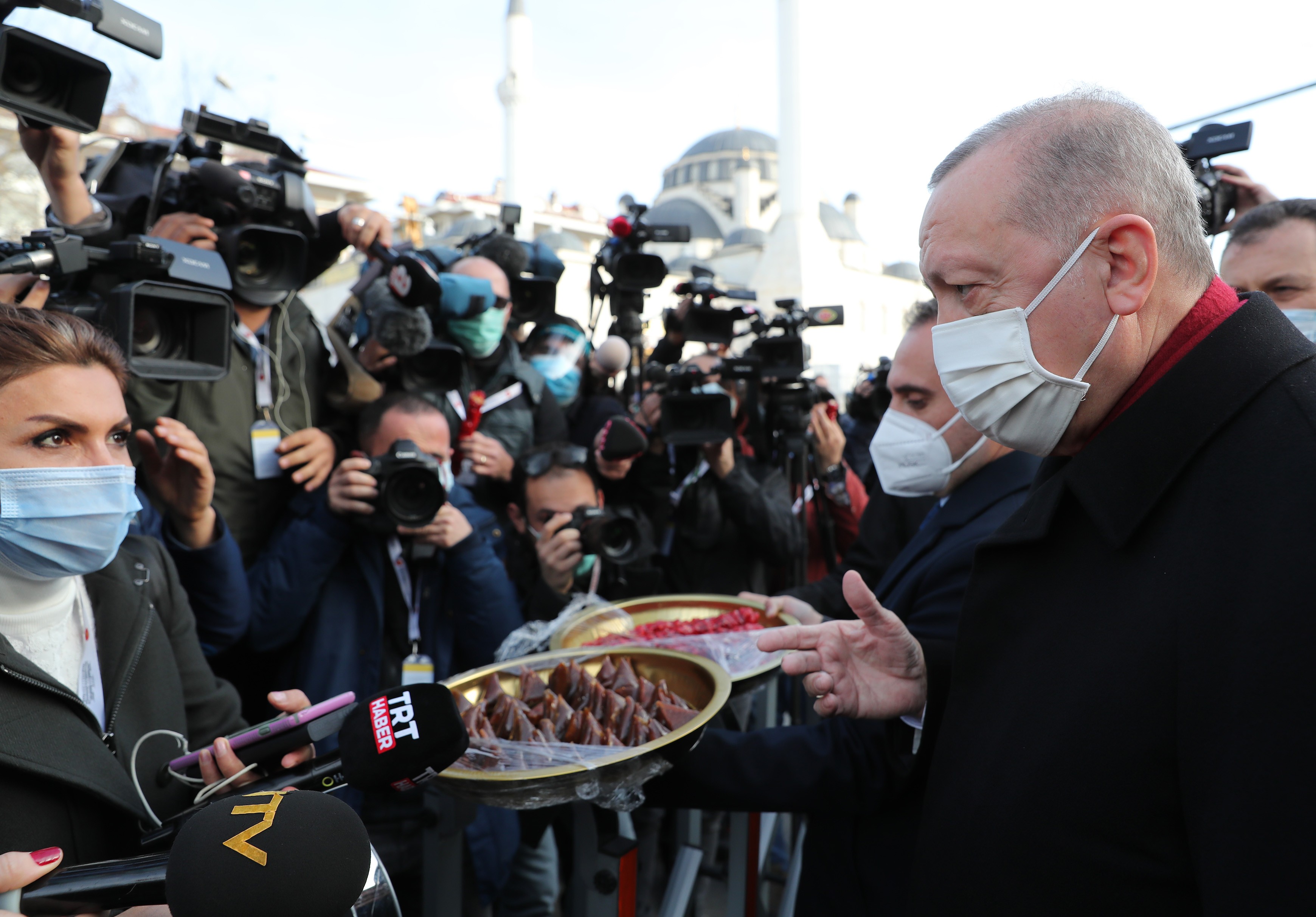 Cumhurbaşkanı Erdoğan gazetecilerin sorularını yanıtlıyor