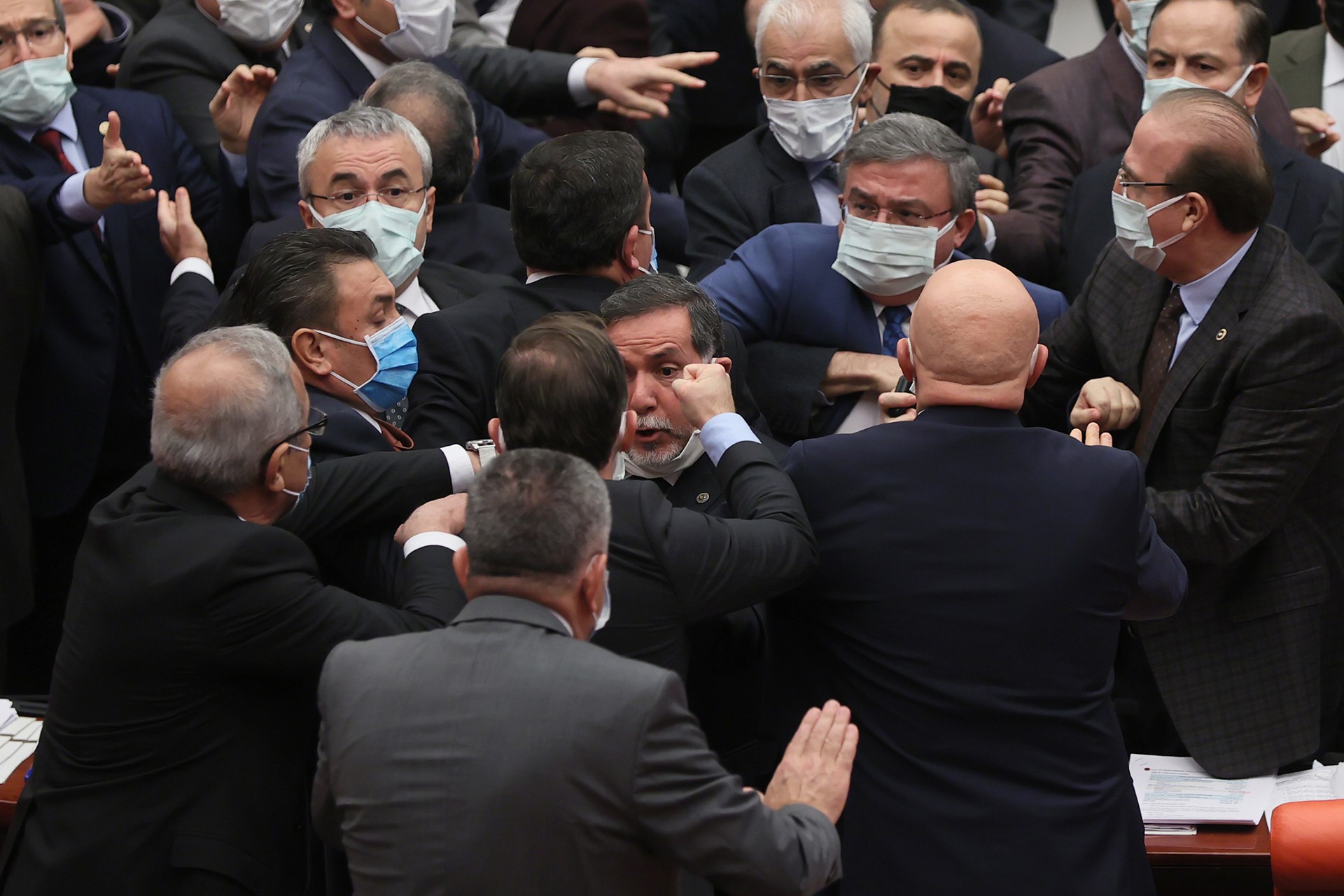 TBMM Genel Kurulu'nda, CHP Grup Başkanvekili Engin Özkoç ile AK Parti Grup Başkanvekili Cahit Özkan arasında tartışma yaşandı.