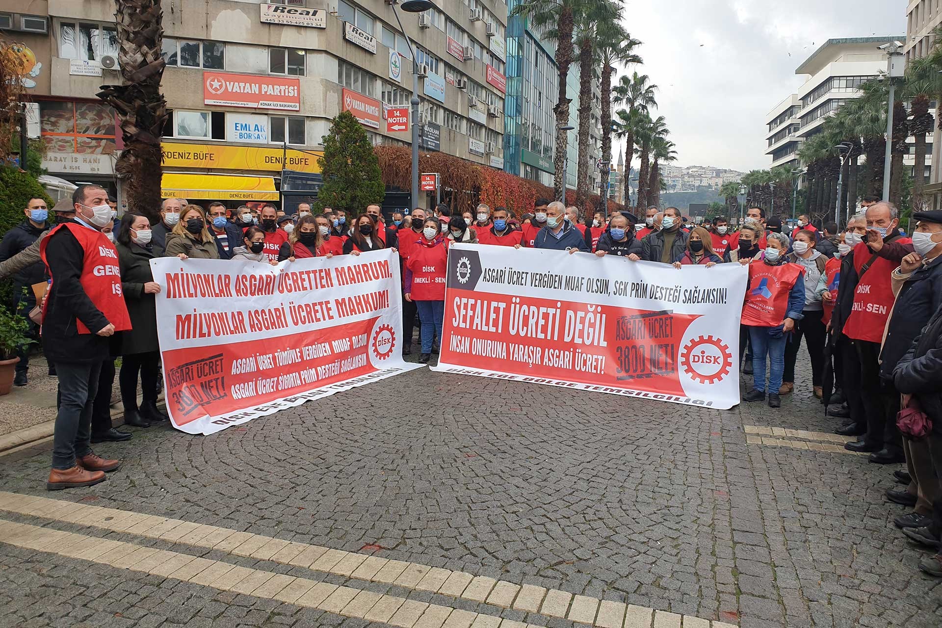 İzmir'de düzenlenen asgari ücret eylemi