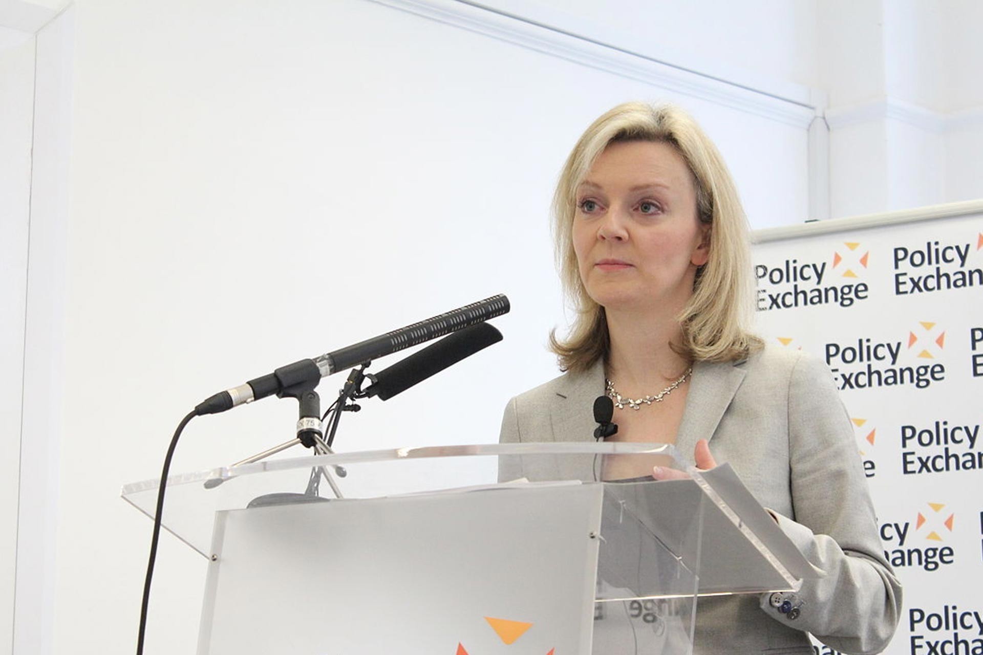  Liz Truss kürsüde konuşurken