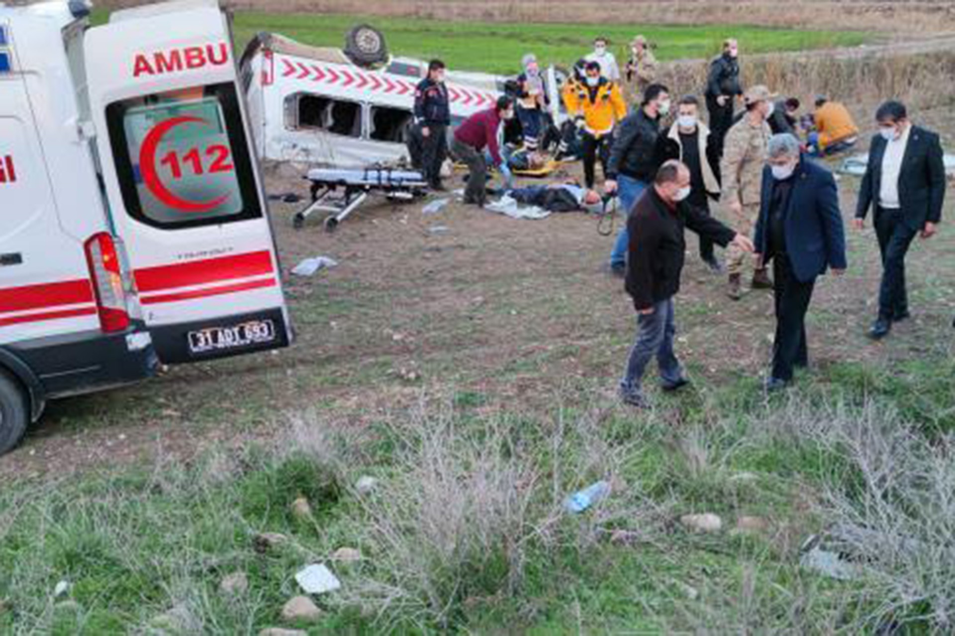 Hatay'da sağlık çalışanlarını taşıyan araç kaza yaptı: 1 ölü, 12 yaralı 