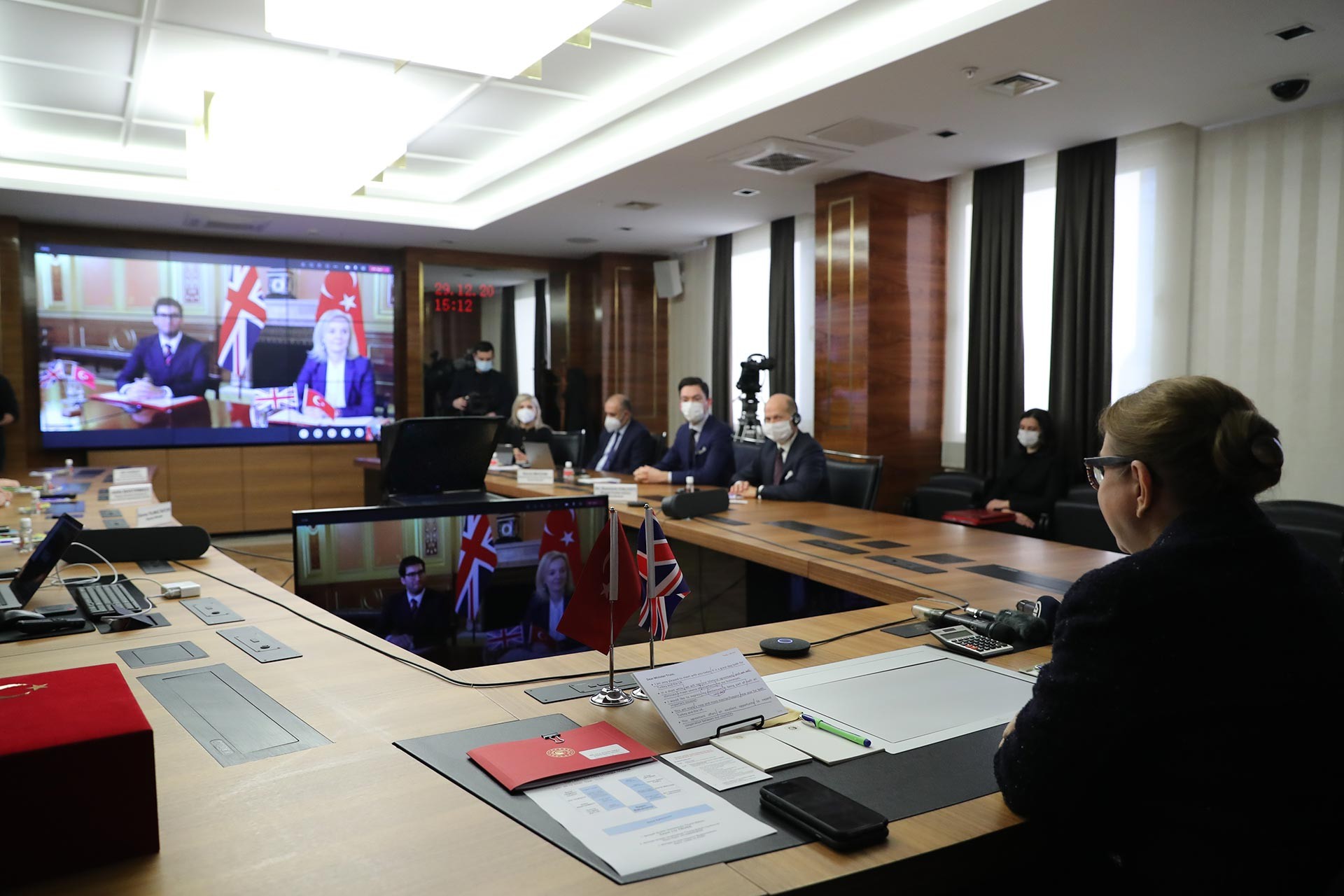 Video konferans ile yapılan anlaşmada Bakan Pekcan ve İngiliz Bakan (ekranda) görünüyor