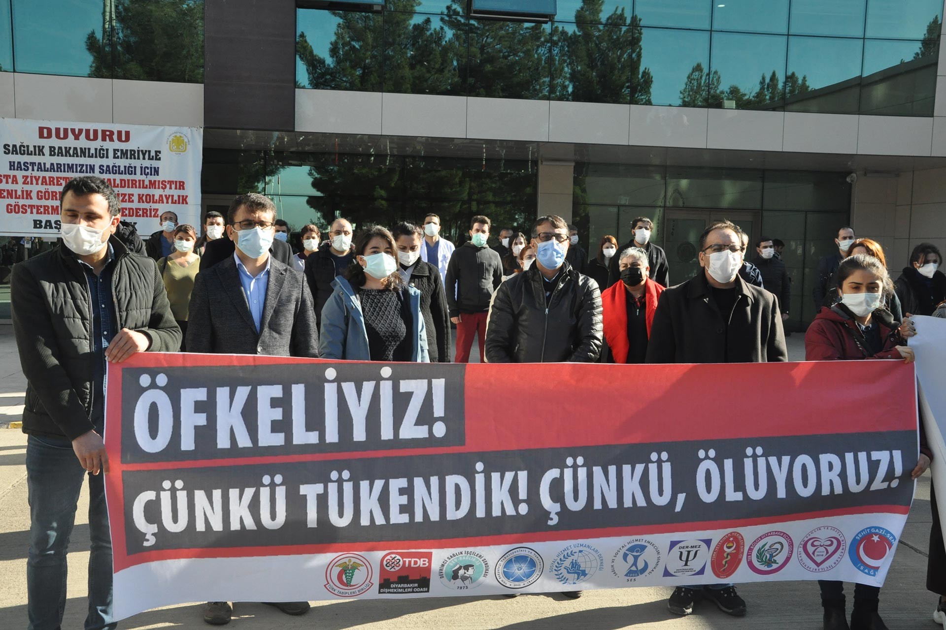 Öfkeliyiz çünkü tükendik pankartının arkasında sağlık çalışanları