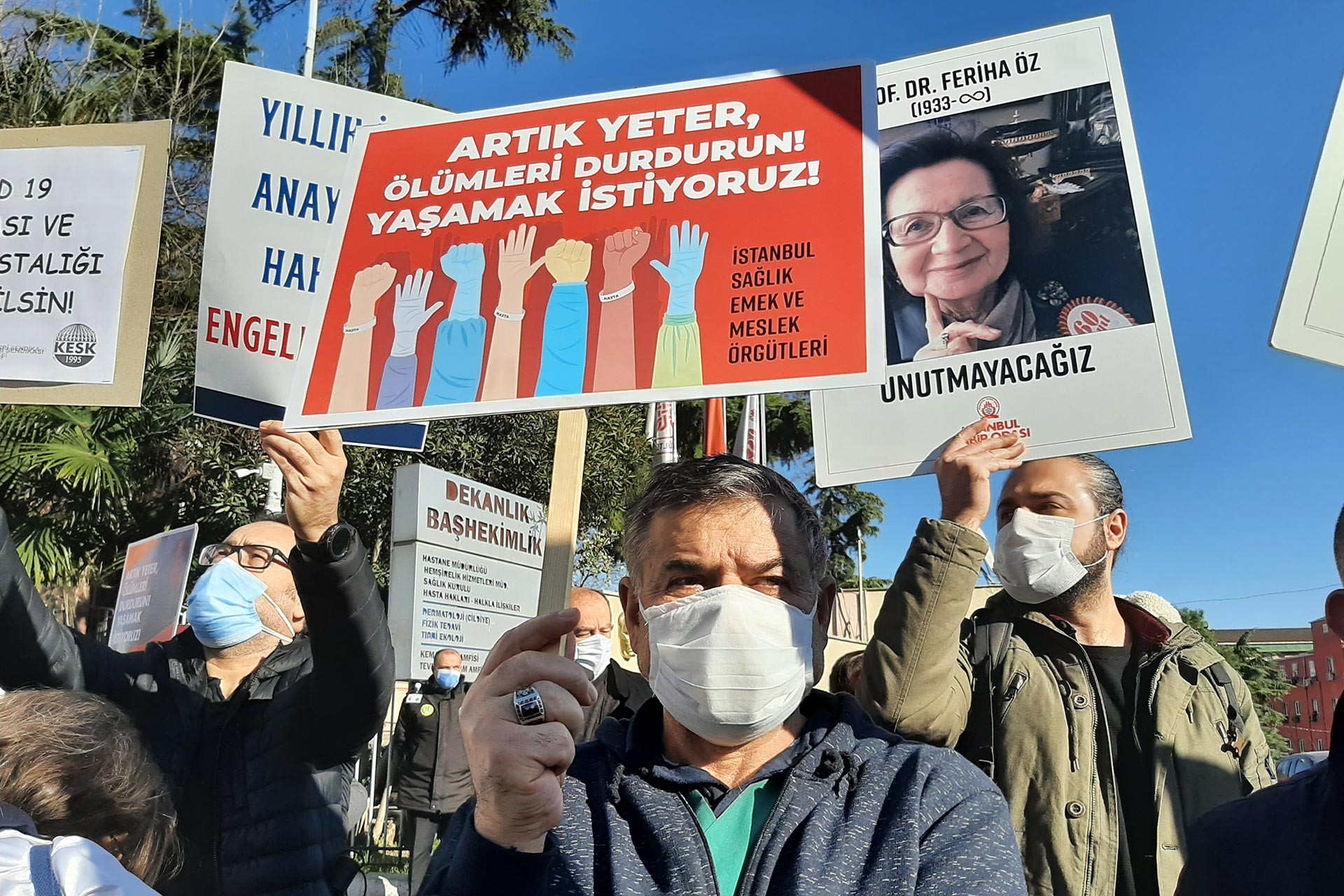 Artık yeter ölümleri durdurun yaşamak istiyoruz dövizi tutan bir sağlıkçı