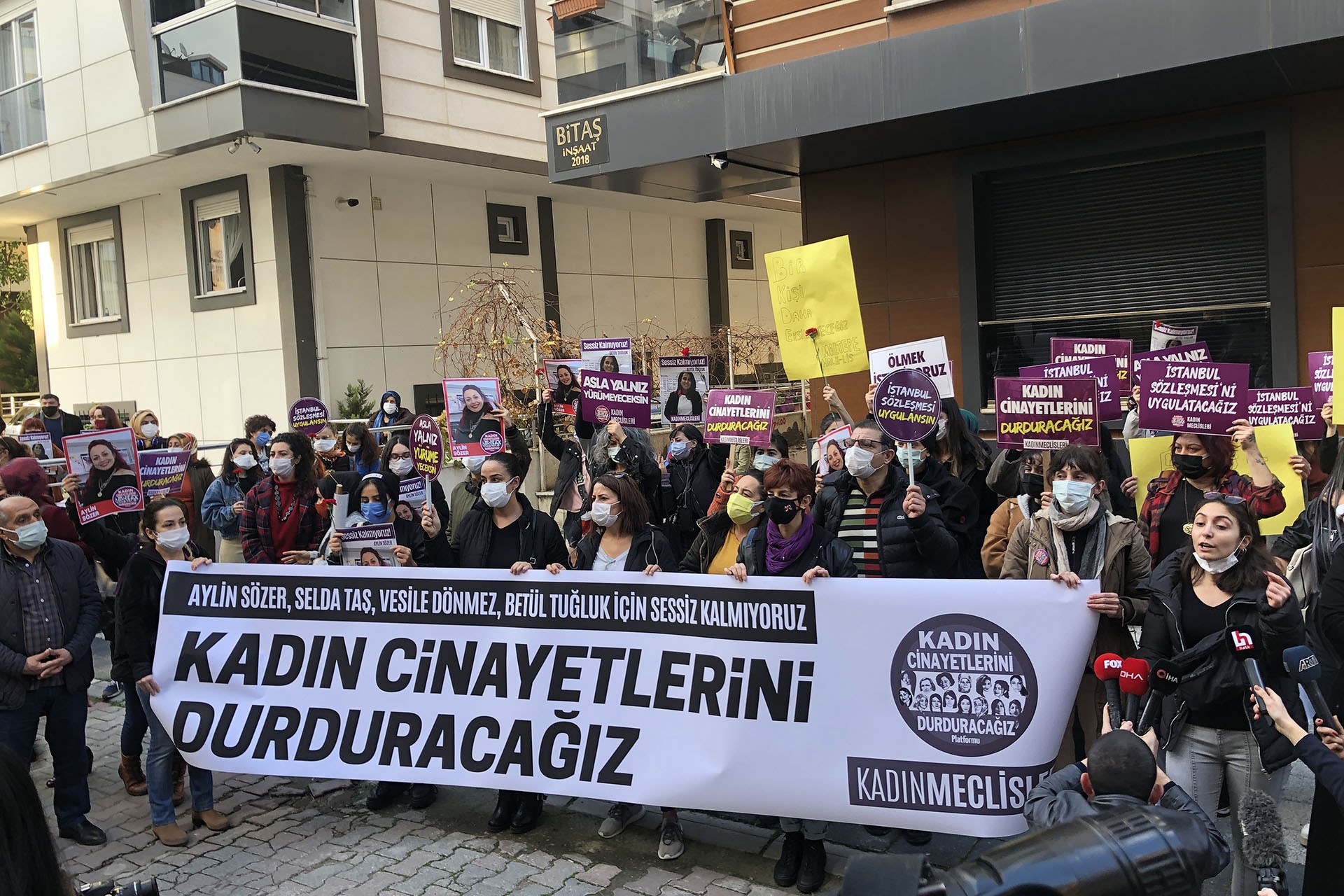 Kadınlar Aylin Sözer'in öldürüldüğü evinin önünde bir araya geldi