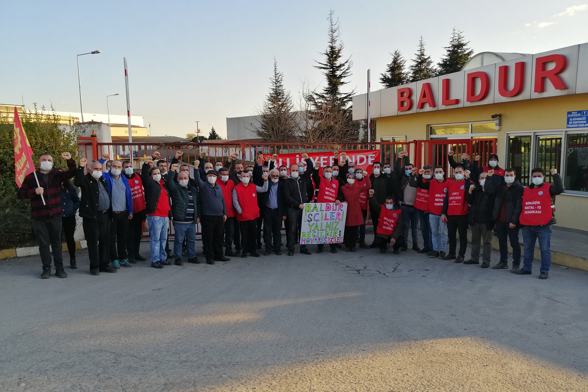 Emek Partisi (EMEP) Kocaeli İl Örgütü 2021'i grevdeki Baldur işçileriyle karşıladı