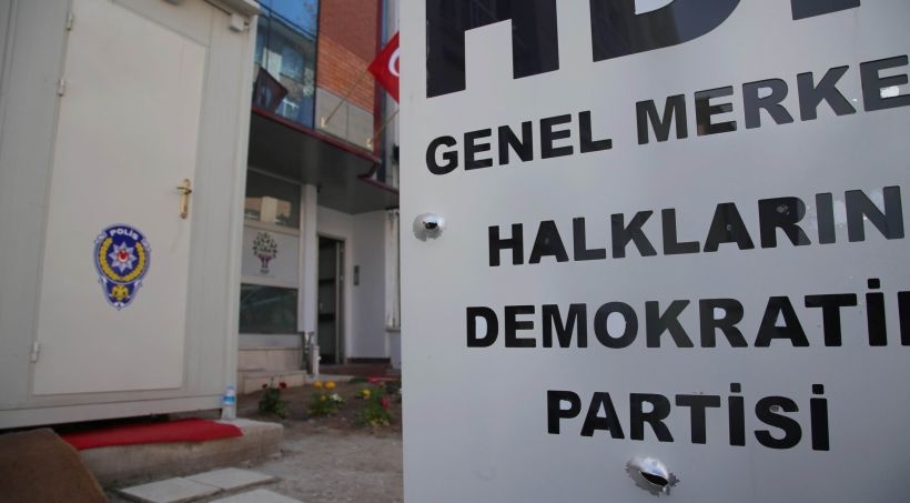 BDP'ye molotof atıp ceza almayınca bu kez HDP'ye kurşun sıktı!