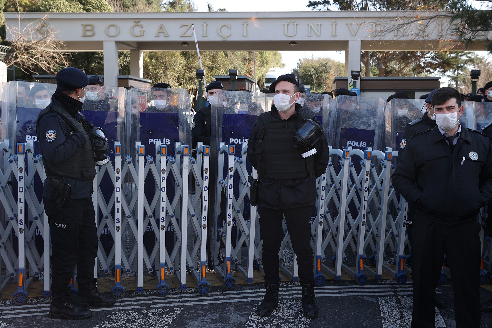 Melih Bulu'nun Boğaziçi Üniversitesine rektör olarak atanması protesto edilirken üniversite girişine polis yığınak yaptı.