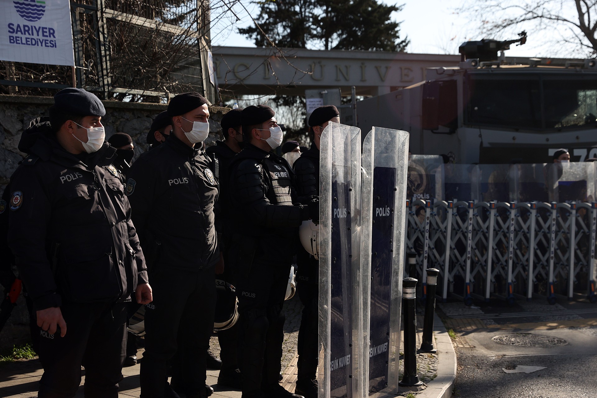 Melih Bulu'nun Boğaziçi Üniversitesine rektör olarak atanması protesto edilirken üniversite girişine polis yığınak yaptı.