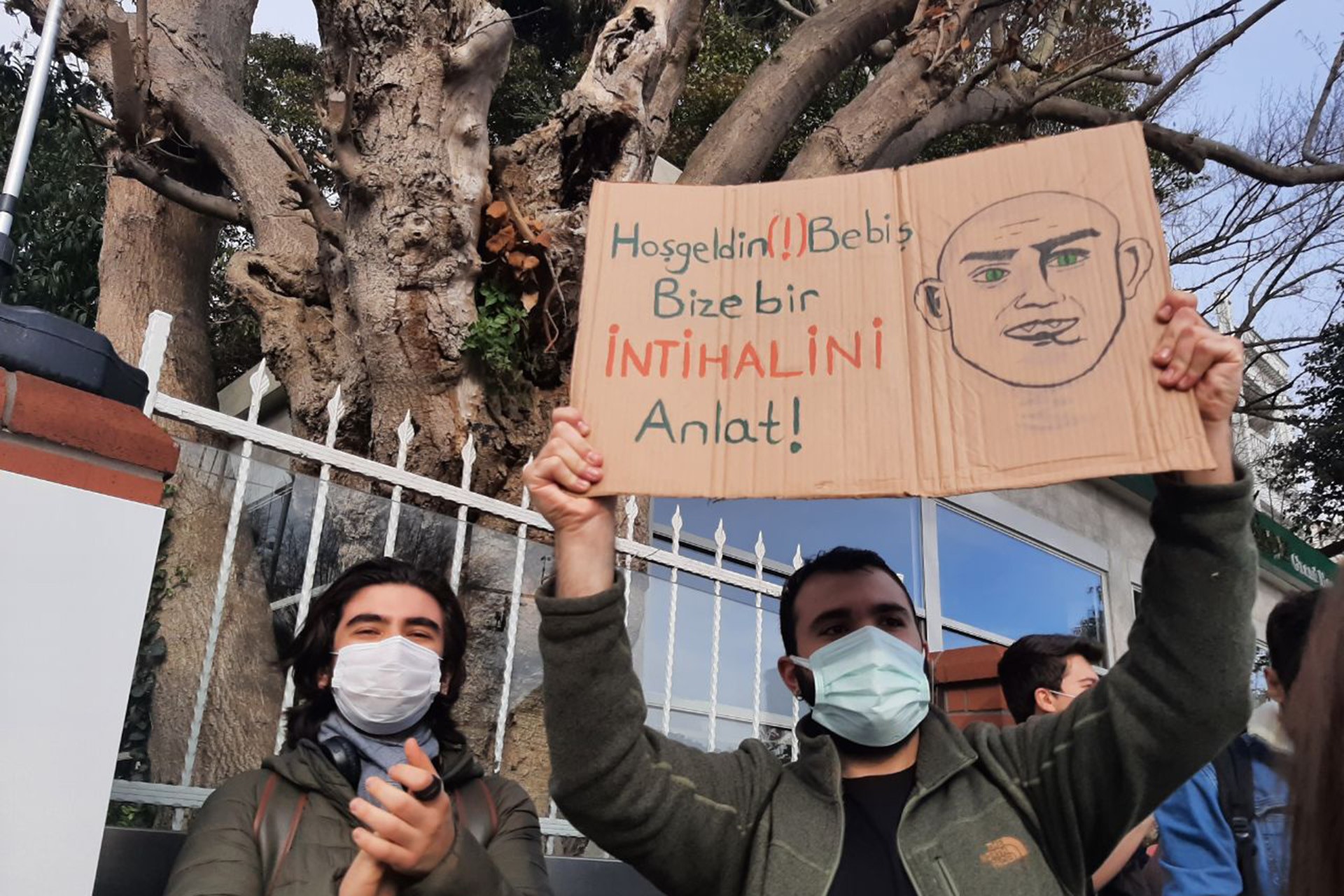 Öğrenciler dövizleri ile Melih Buluyu protesto etti